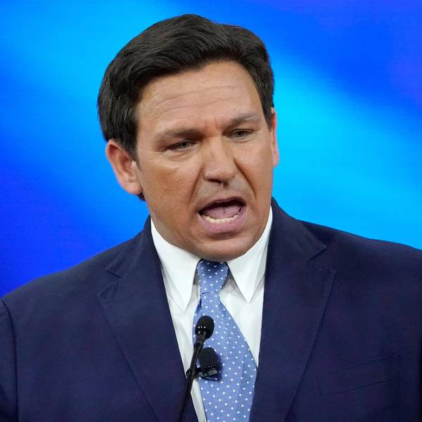 Ron DeSantis spricht auf einer Konferenz..