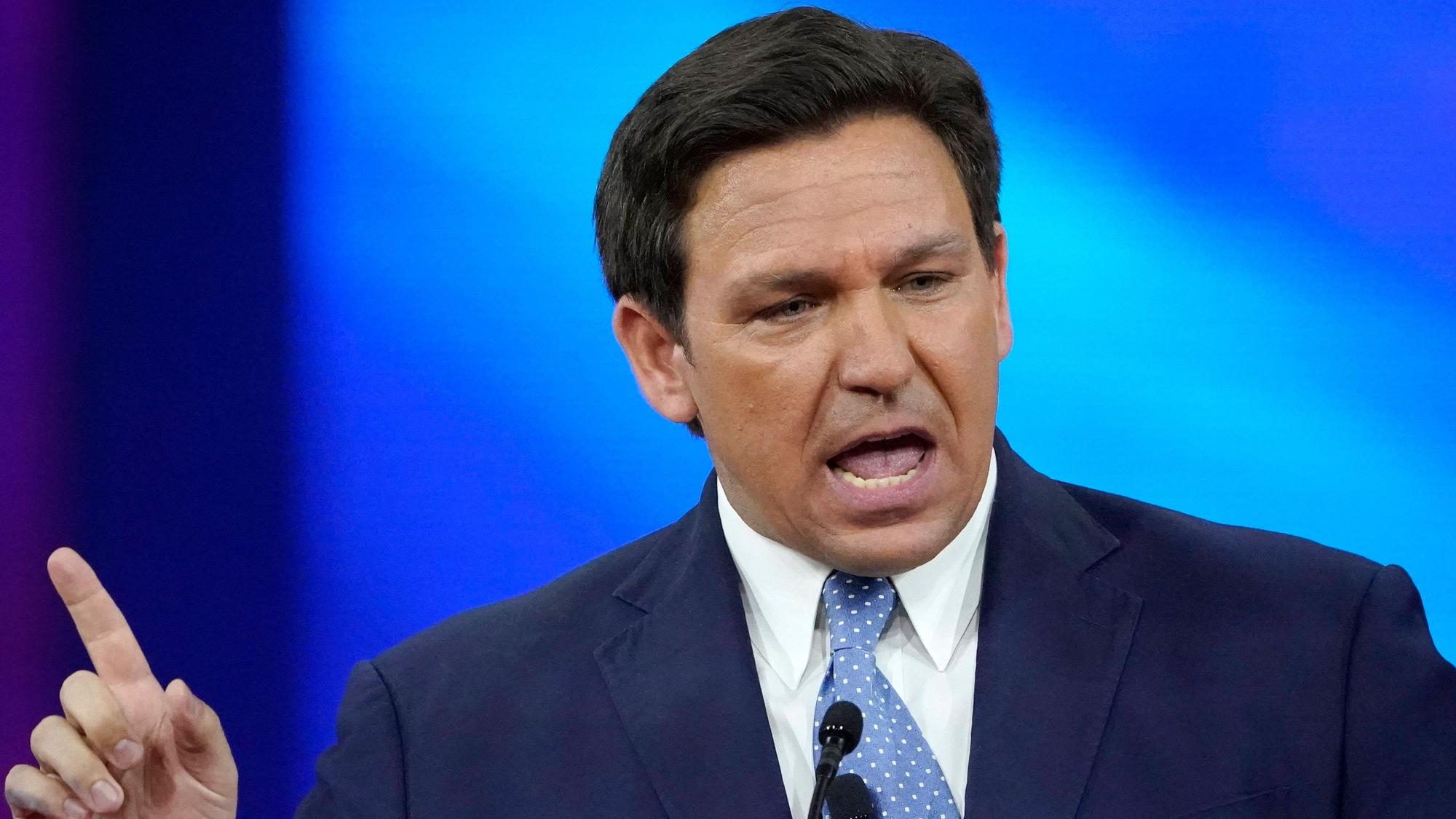 Ron DeSantis spricht auf einer Konferenz..