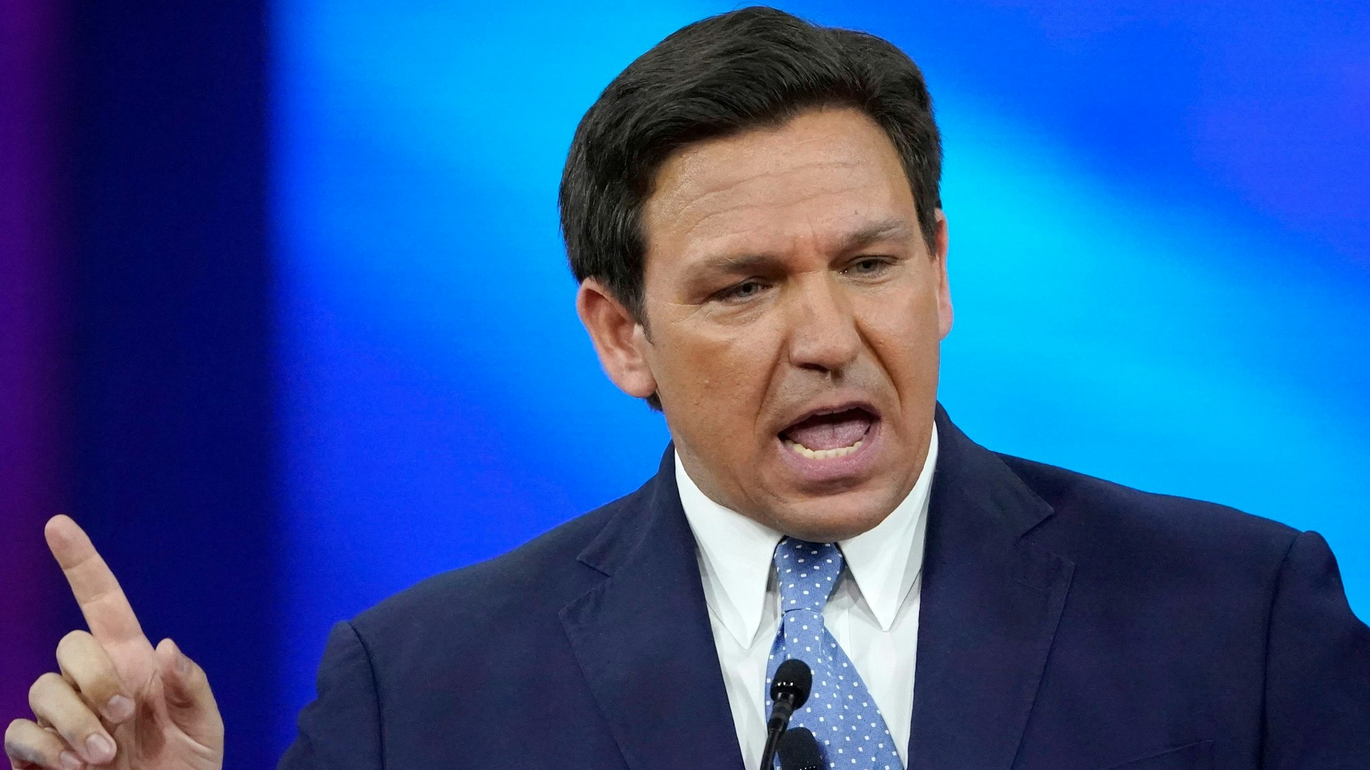 Ron DeSantis spricht auf einer Konferenz..