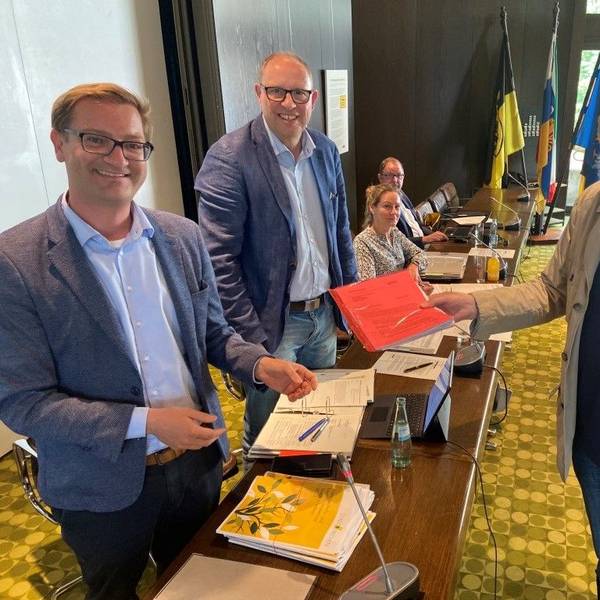 Heribert Voigt (r.) überreichte eine Liste mit mehr als 500 Unterschriften gegen den Verkehrsversuch der Fahrradzone in der Innenstadt an Dezernent Robert Lehmann (l.) und den Vorsitzenden des Ausschusses für Verkehr, Umwelt und Klima, Stefan Hoss (Mitte).