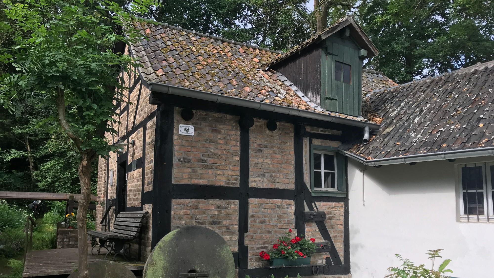 Gebäude mit Fachwerkbalken und roten Steinen .