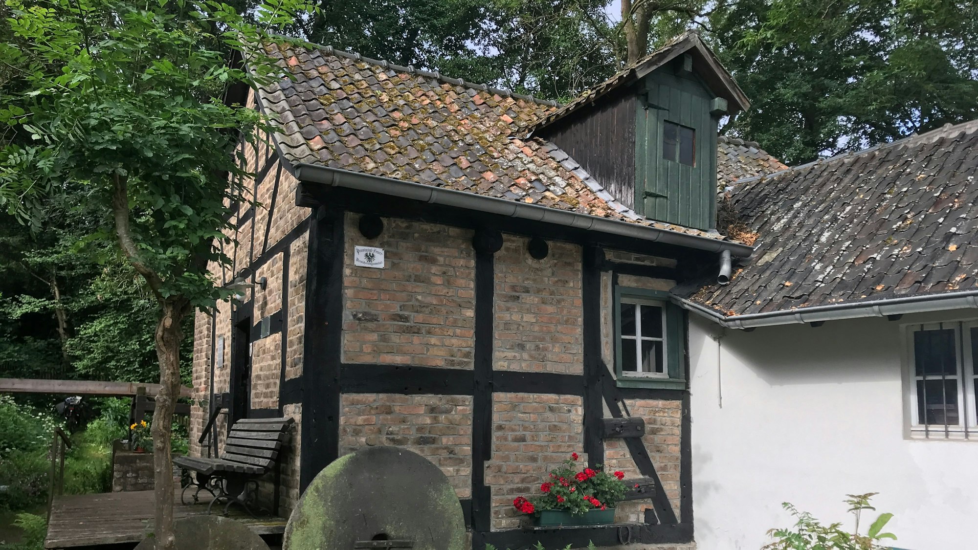 Gebäude mit Fachwerkbalken und roten Steinen .