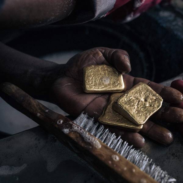 In einer Hand liegt Gold, das mit einer Bürste gereinigt wird. (Symbolbild)