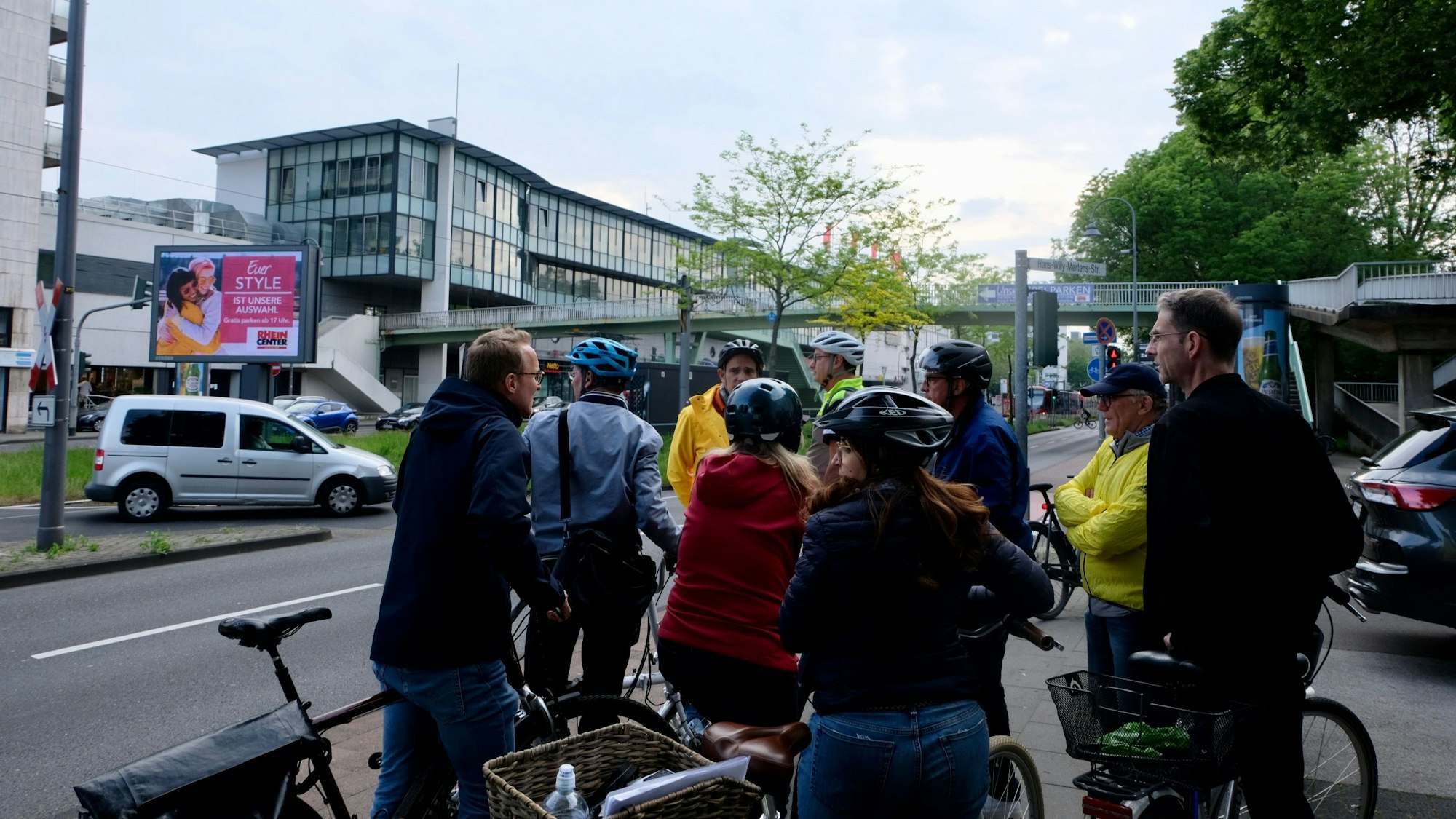 Fahrradfahrer, die am Rand an einer Straßenkreuzung stehen
