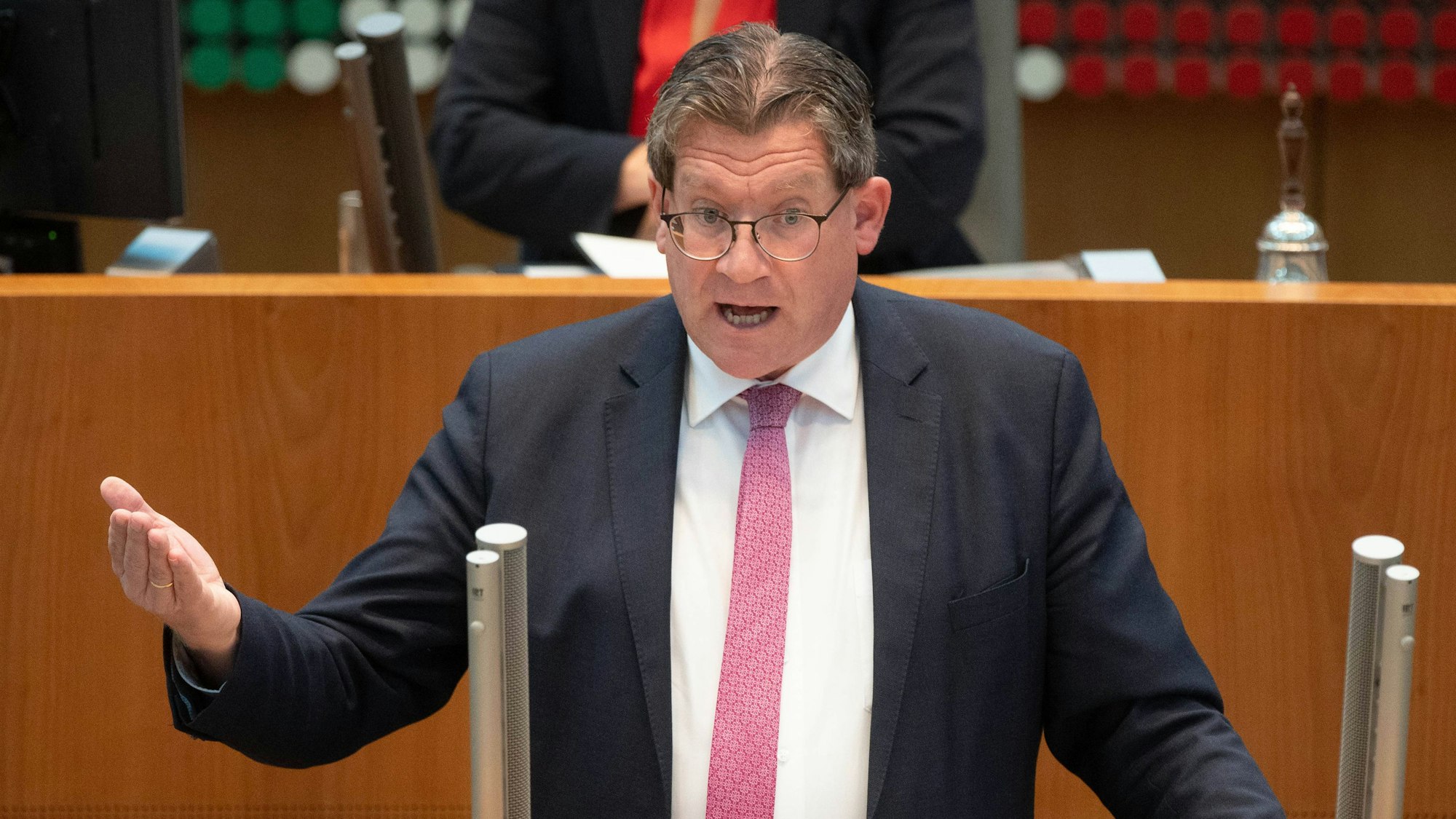 Dietmar Brockes, FDP-Fraktion in NRW, steht am Rednerpult im Düsseldorfer Landtag.