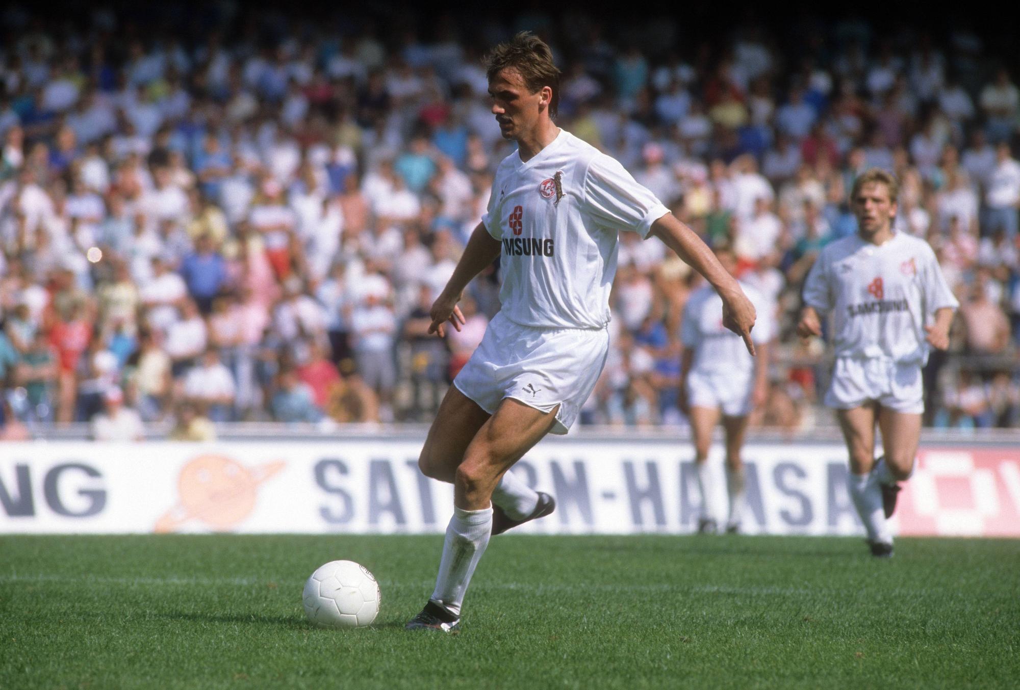 Verteidiger Jürgen Kohler spielt den Ball für den 1. FC Köln in der Saison 1988/89.