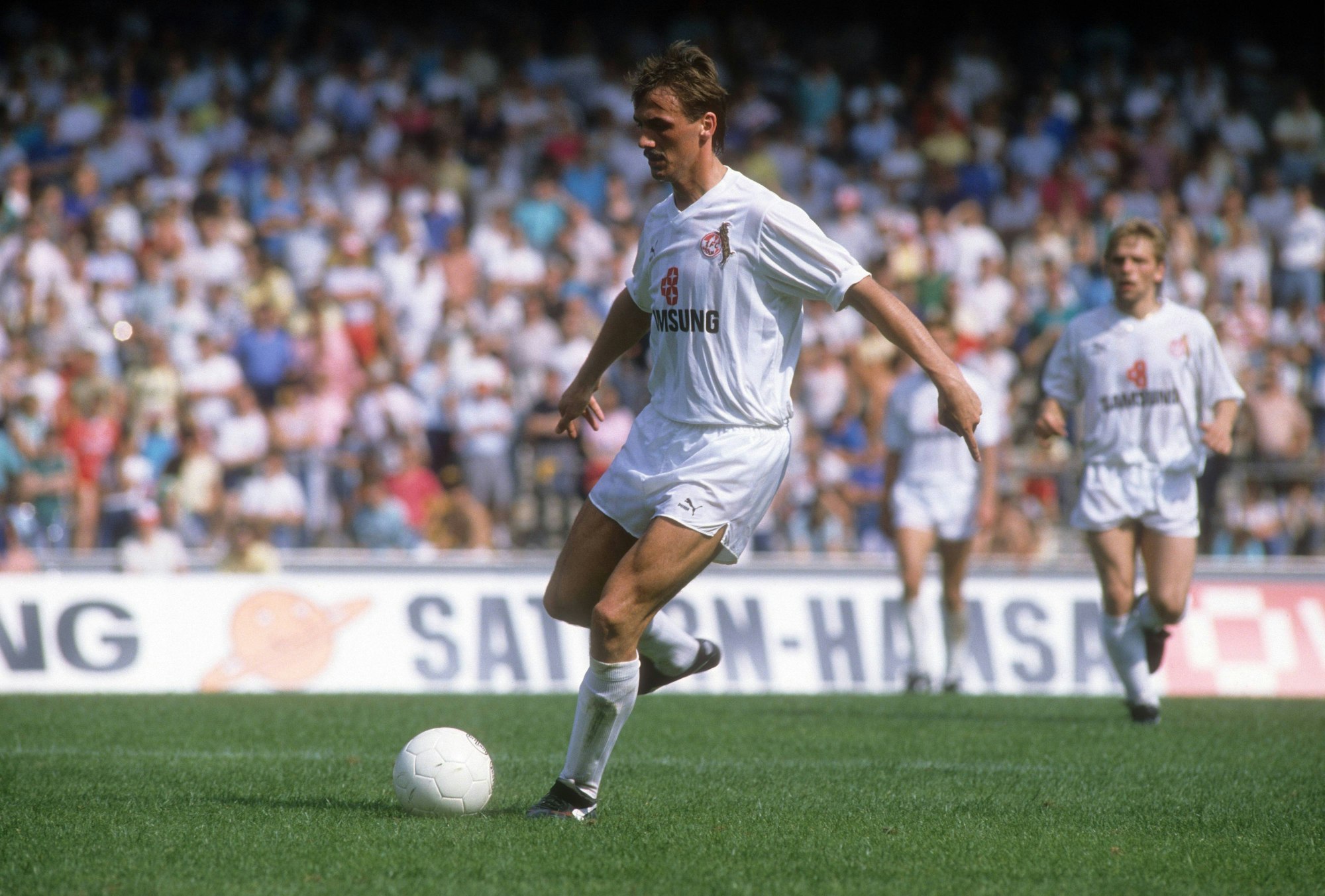 Verteidiger Jürgen Kohler spielt den Ball für den 1. FC Köln in der Saison 1988/89.