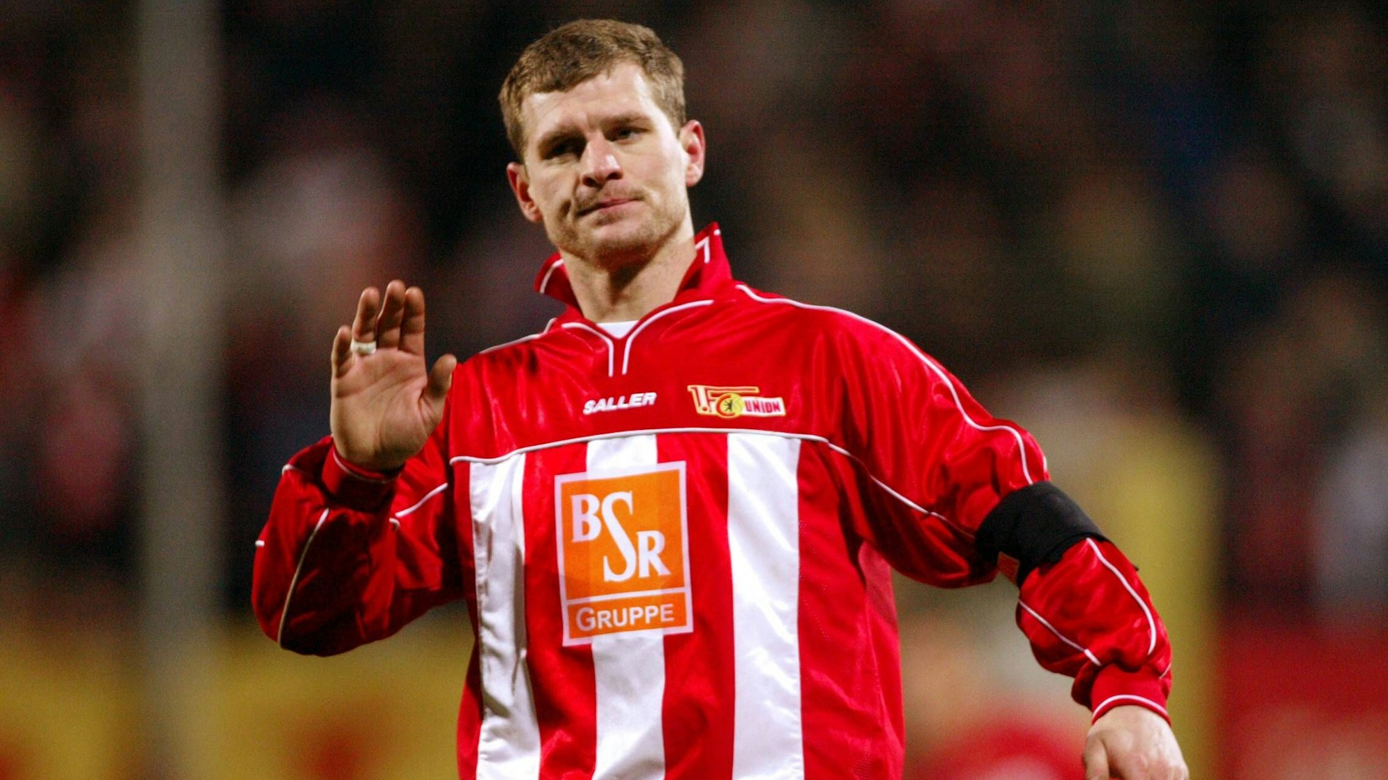 Steffen Baumgart mit hochgestelltem Kragen im Trikot von Union Berlin