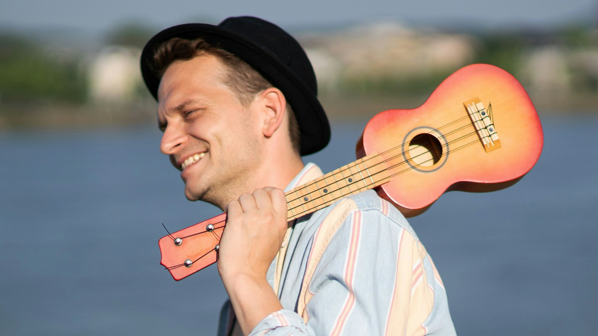 Nico Mono mit Gitarre auf der Schulter