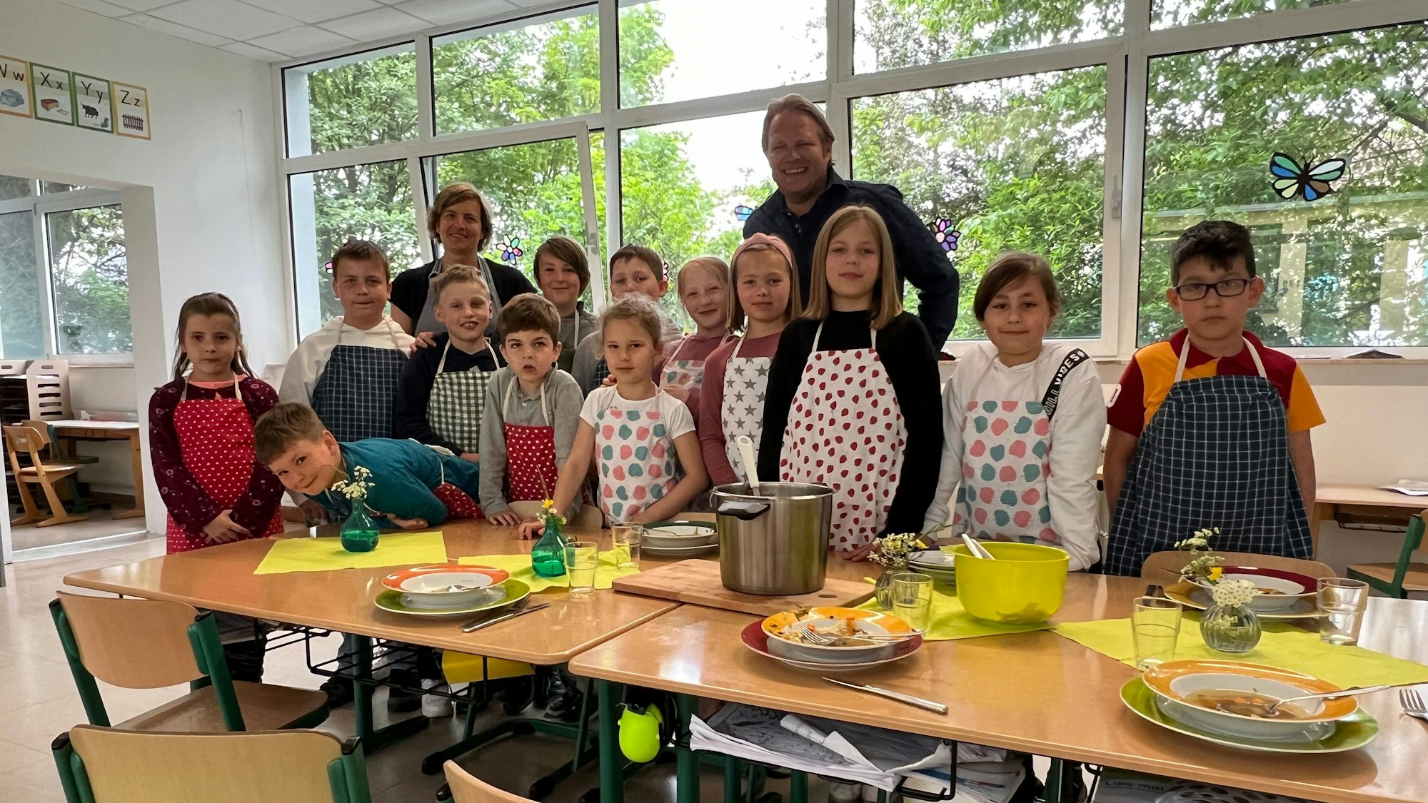 Schälen, Schneiden, Rühren: Die Kinder der Hackenberger Koch-AG bekamen vom Profi wertvolle Tipps. Spaß gemacht hat es beiden Seiten.