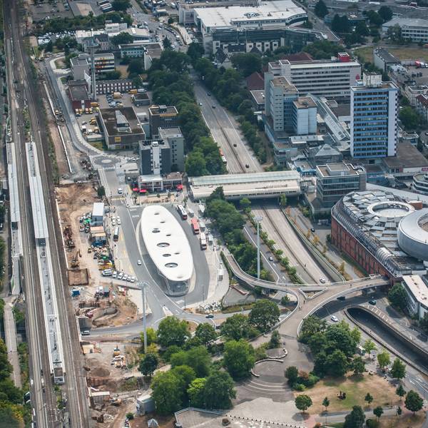 Zwei Areale, die sich in den kommenden Jahren komplett wandeln werden: das Postgeländen (oben l.) und die City C (rechts neben der B8).