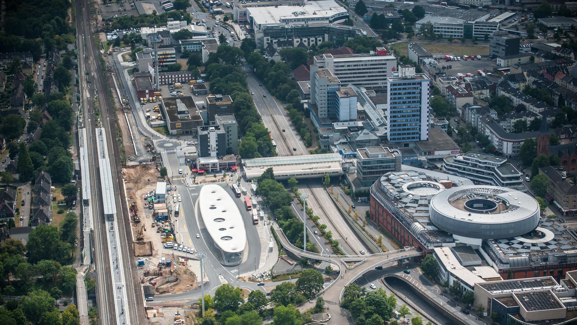 Zwei Areale, die sich in den kommenden Jahren komplett wandeln werden: das Postgeländen (oben l.) und die City C (rechts neben der B8).