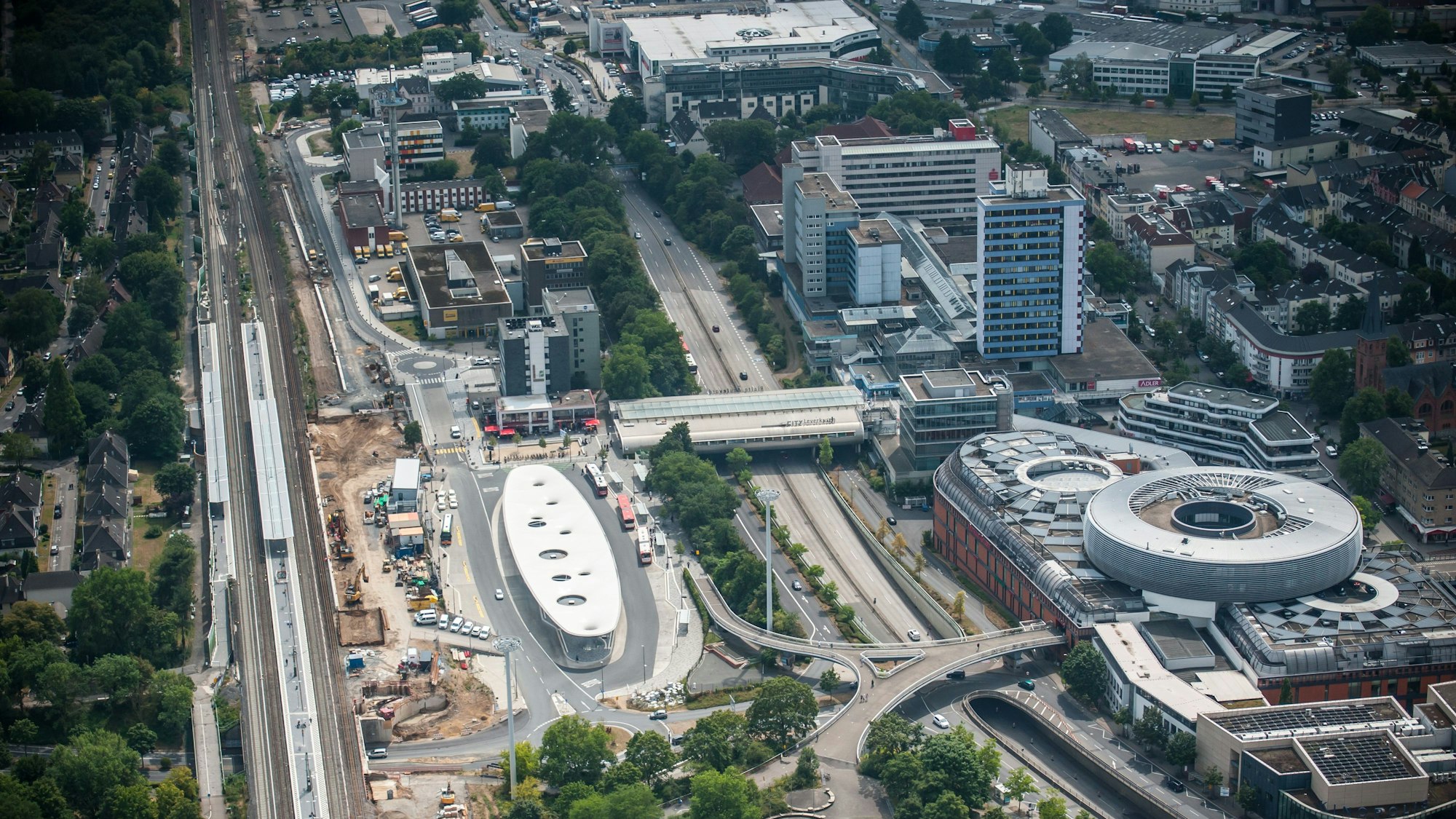 Zwei Areale, die sich in den kommenden Jahren komplett wandeln werden: das Postgeländen (oben l.) und die City C (rechts neben der B8).