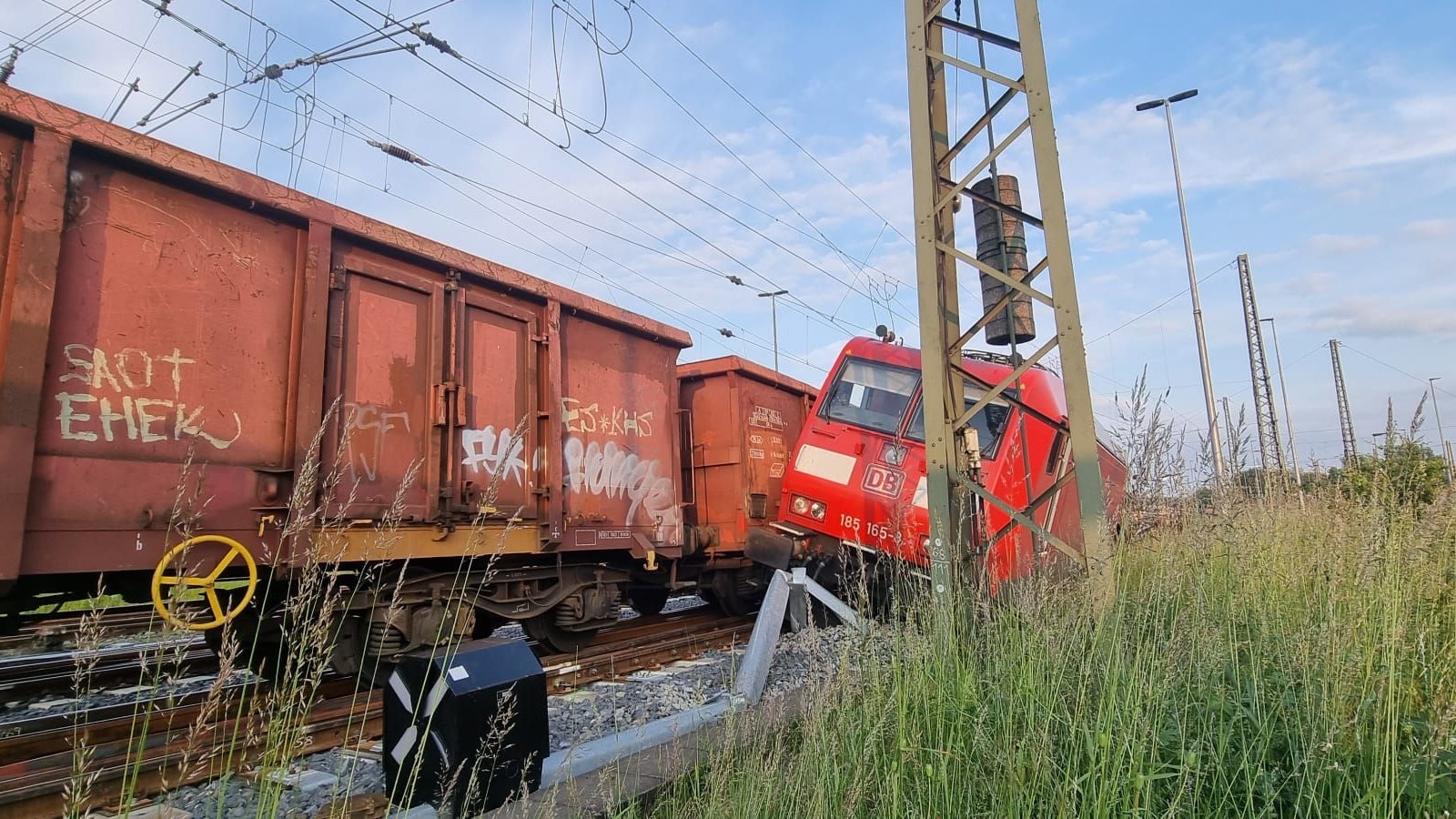 Bahnunfall in Köln-Gremberg: Eine Lok eines Güterzugs ist mit stehenden Waggons kollidiert und entgleist. Der Rangierbahnhof Gremberg musste gesperrt werden.