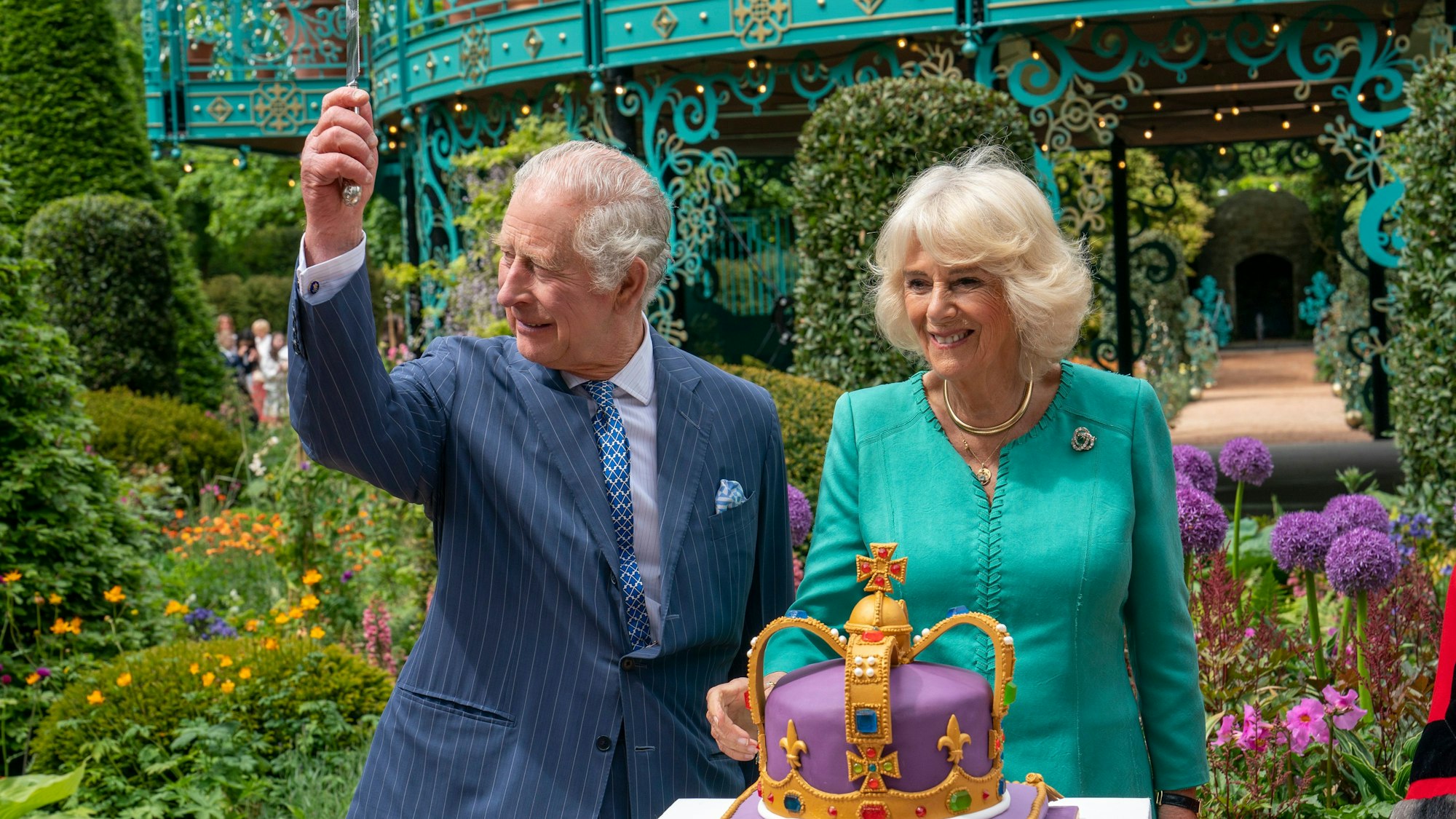 König Charles III. und Königin Camilla schneiden im Mai 2023 eine „Krönungs-Torte“ an.