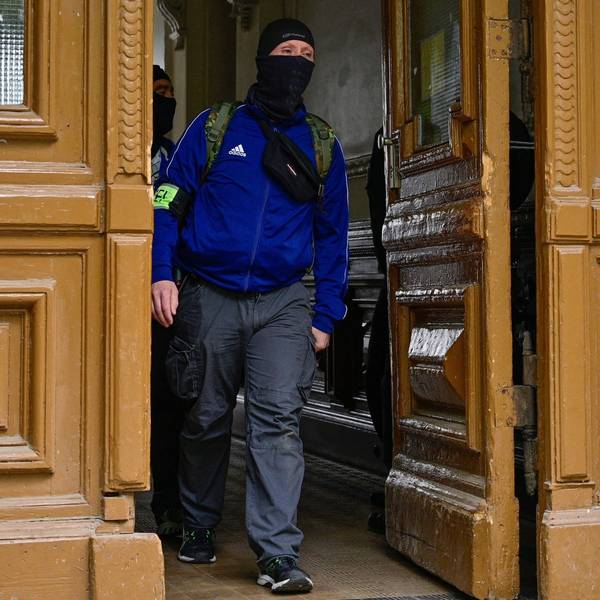 Ein Polizist in einem Gebäude in Berlin-Kreuzberg. Gegen die „Letzte Generation“ hat es eine Razzia gegeben.