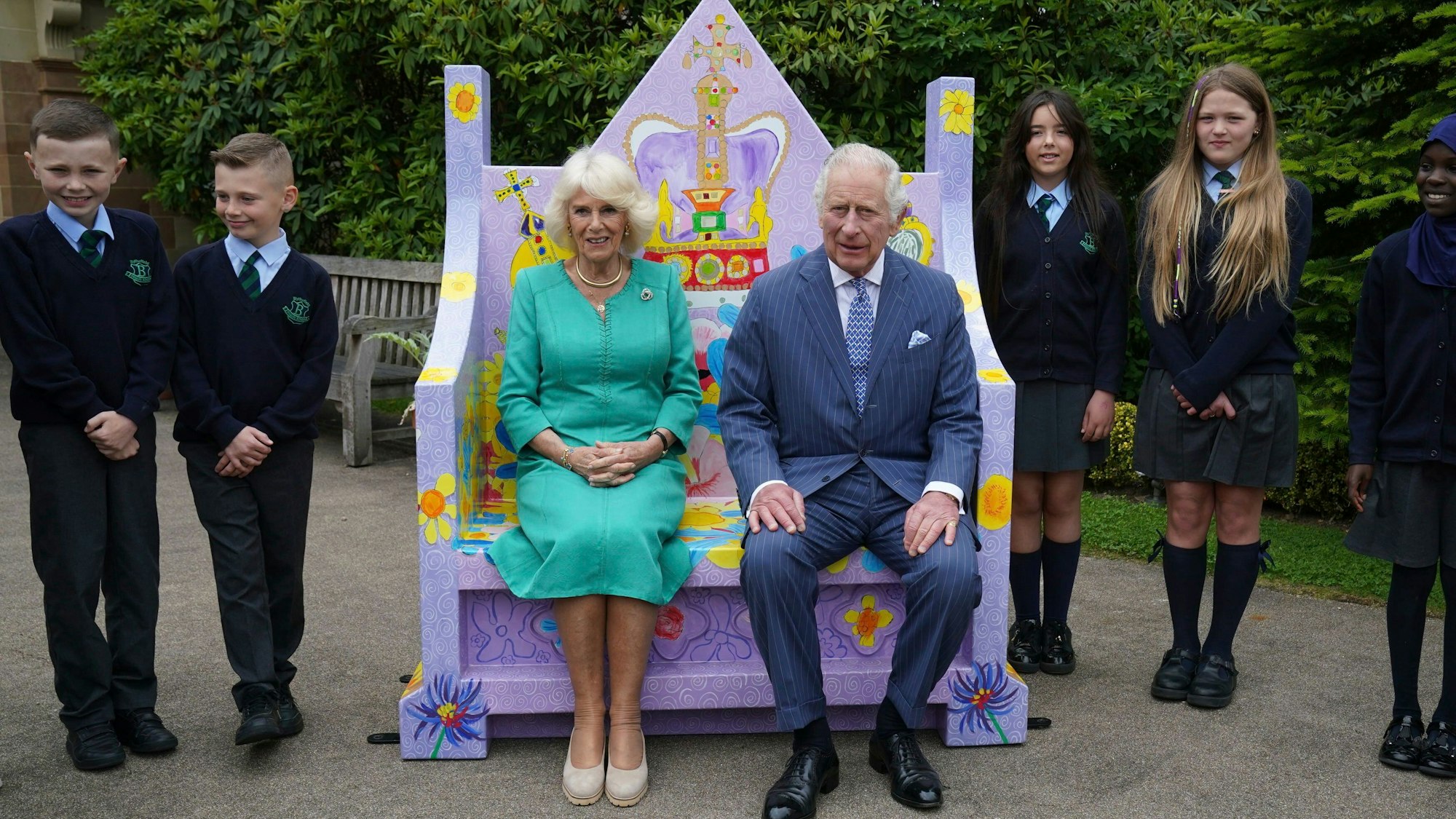 Großbritanniens König Charles III. und Königin Camilla treffen während ihres zweitägigen Besuchs in Nordirland Schüler der Blythefield Primary School in Belfast.