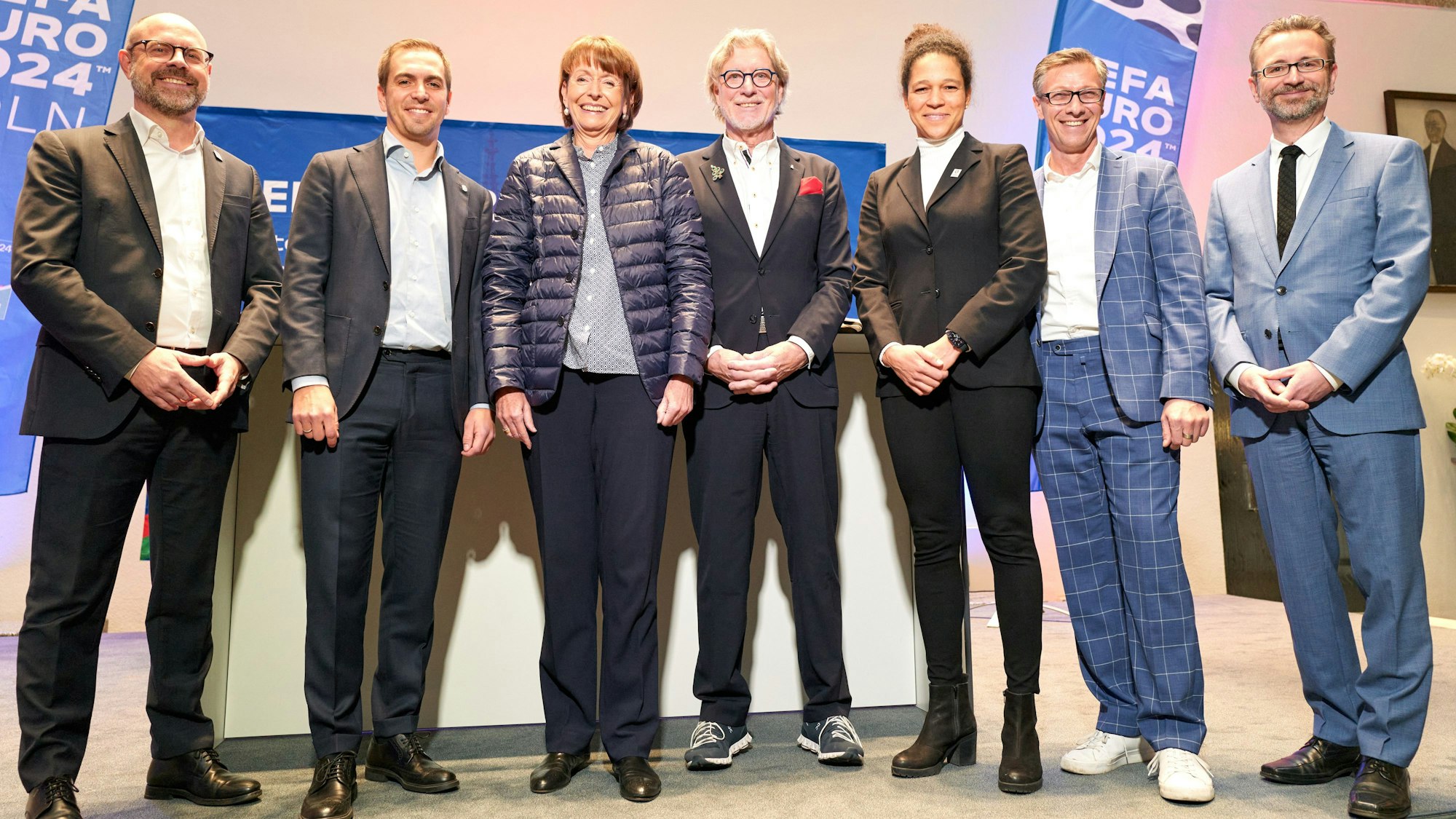 01.12.2022, vlnr: Lutz Wingerath, Geschäftsführer Kölner Sportstätten GmbH, Phillipp Lahm, Oberbürgermeisterin Henriette Reker, Toni Schumacher, Celia Sasic, Dr. Christos Katzidis vom Fußballverband Mittelrhein, Dr. Jürgen Amann, Geschäftsführer KölnTourismus auf der Bühne beim Empfang der UEFA EURO 2024 Delegation, Foto: Christian Festag