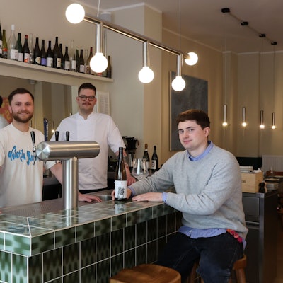 Die Freunde Pauline Schmeling (von links), Johannes Ipfelkofer, Armin Hagenhenrich und Pit Spanke am Tresen ihrer „Frohnatur Weinstube“.