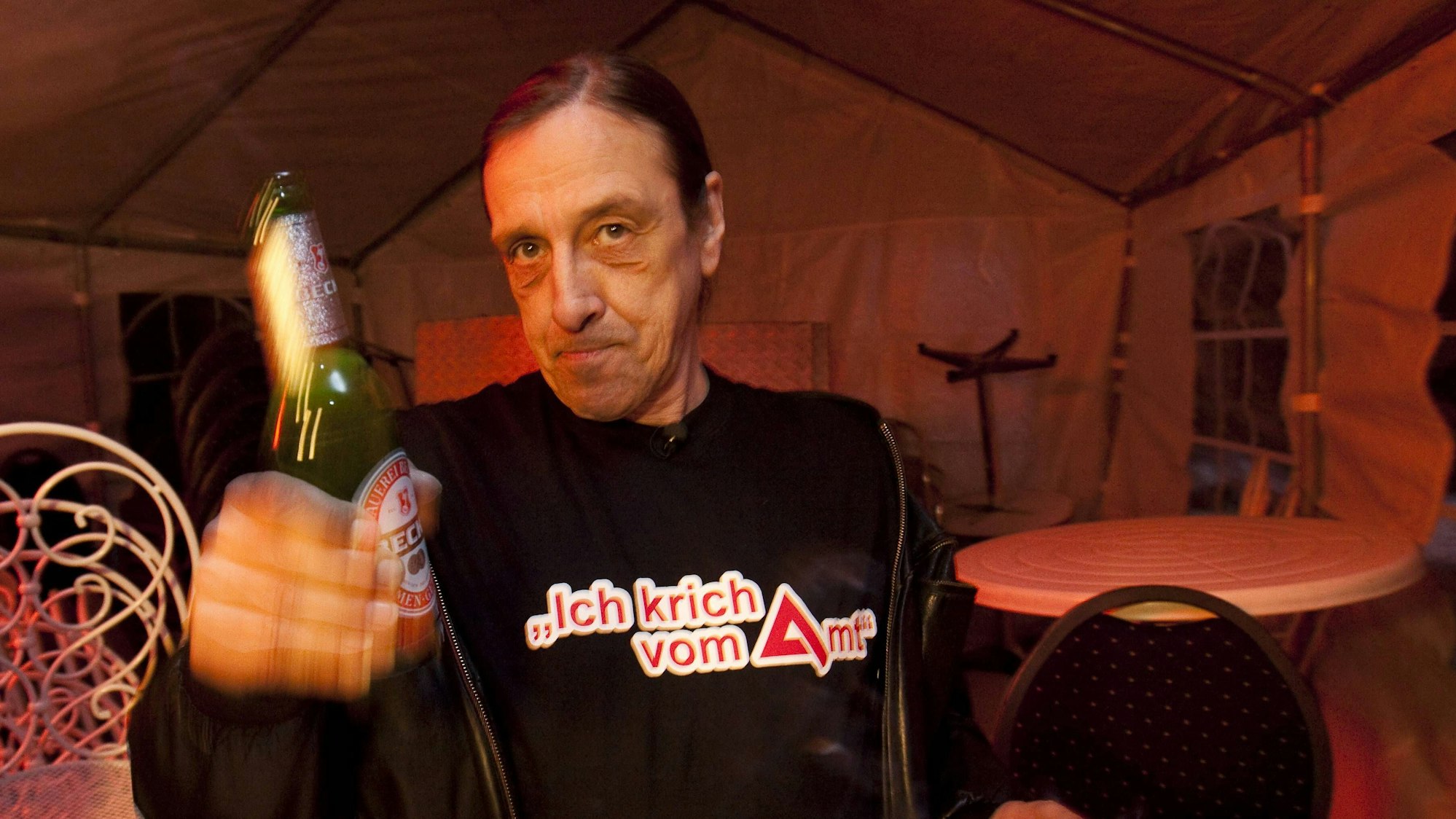 Arno Dübel sitzt im Hamburger Party Schlagersahne im Cafe Seeterrassen am 07.03.2010 in Hamburg.