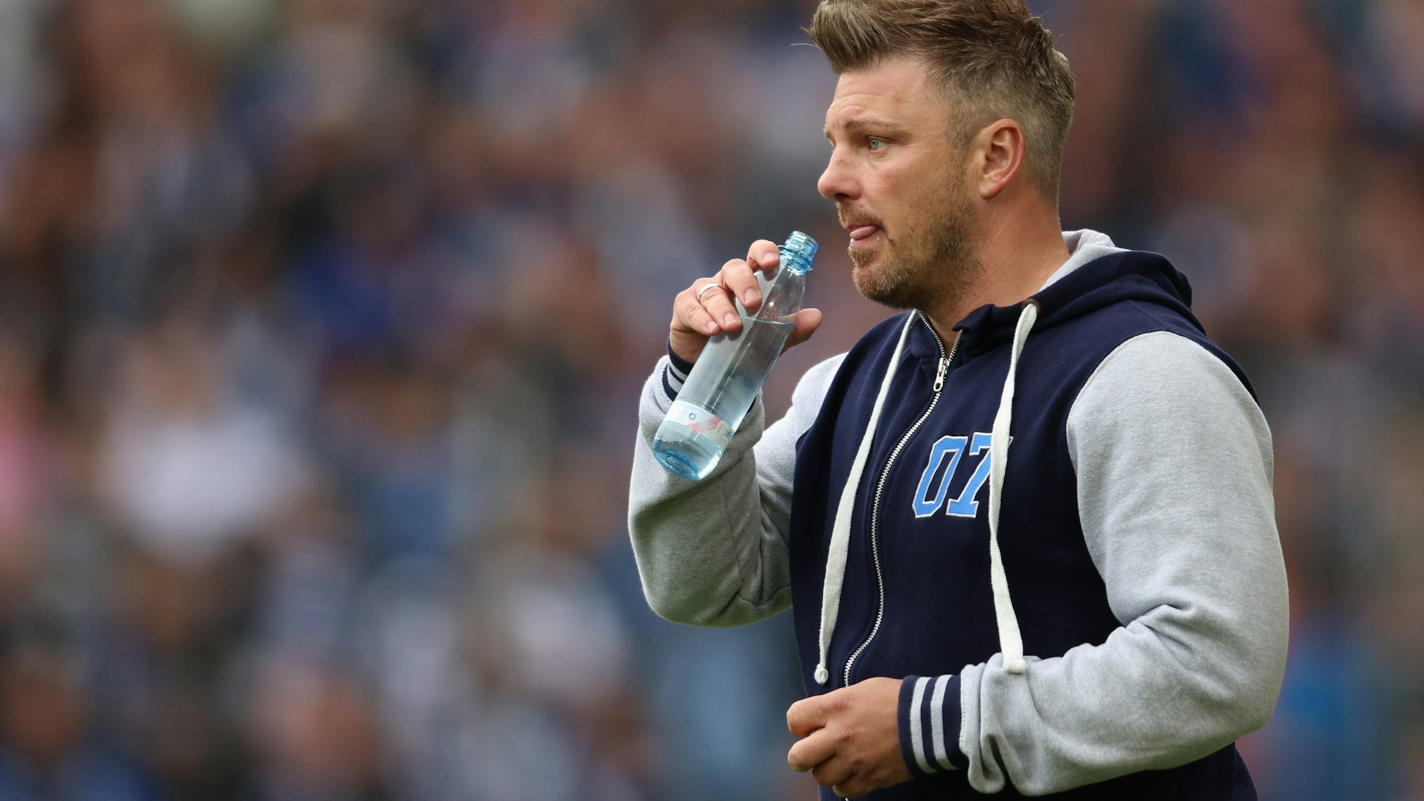 Paderborns Trainer Lukas Kwasniok trinkt aus einer Flasche.