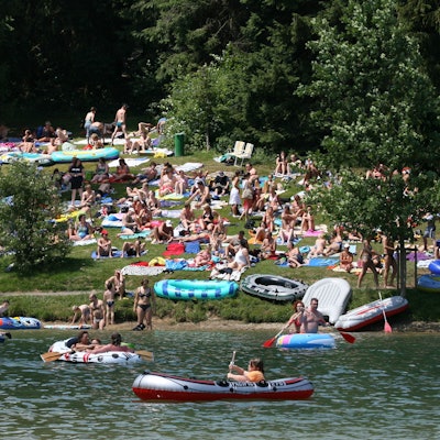 Viele Menschen sammeln sich zum Baden an der Bevertalsperre.