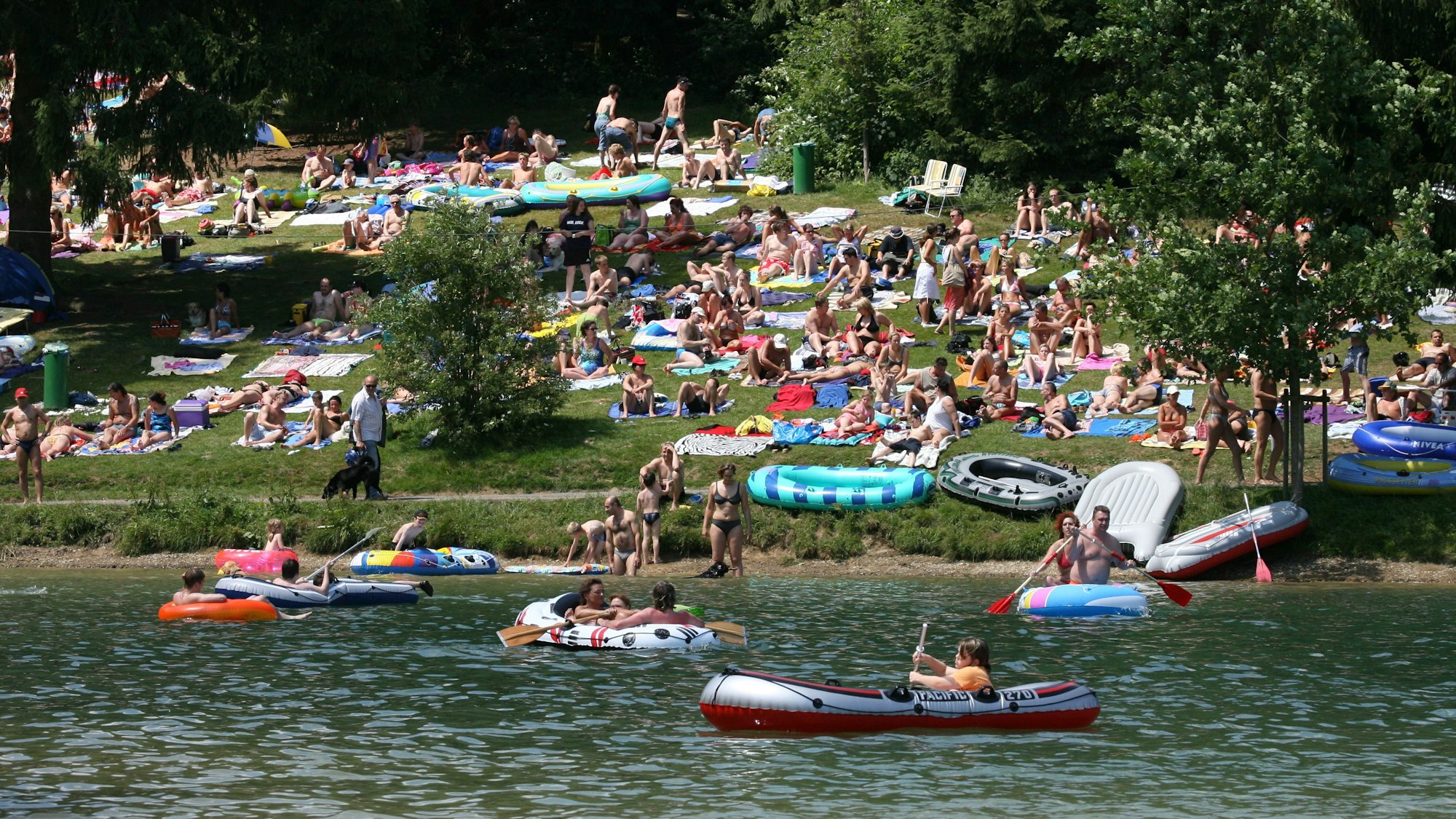Viele Menschen sammeln sich zum Baden an der Bevertalsperre.