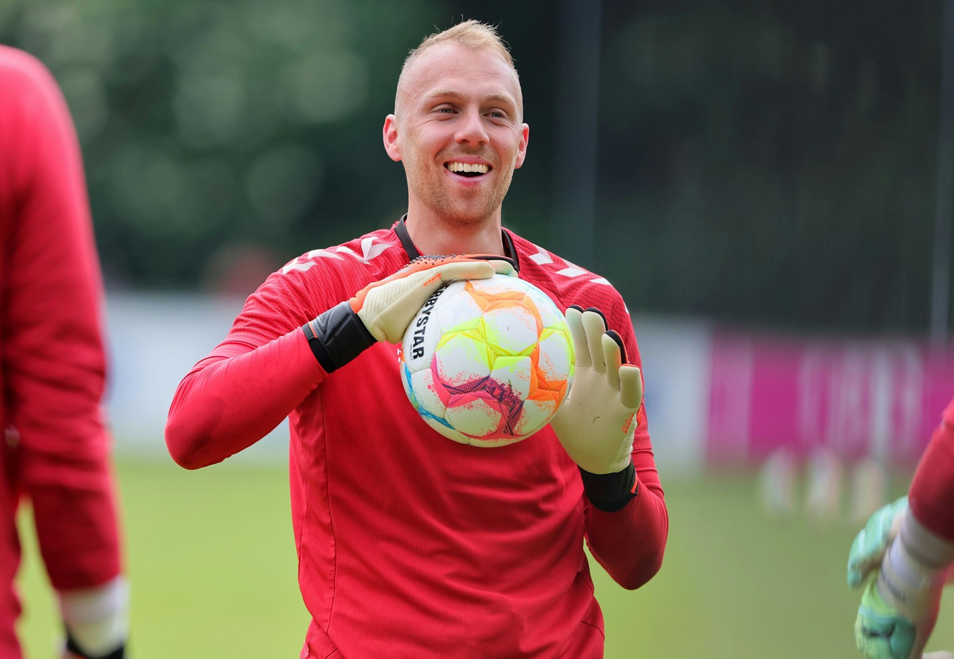 Torhüter Marvin Schwäbe vom 1. FC Köln lacht im Training.