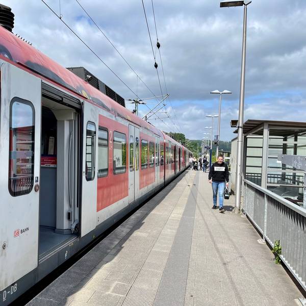 Eine S-Bahn steht an einem Bahnsteig.