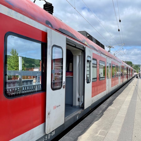 Ein S-Bahn steht mit offenen Türen an einem Bahnsteig.