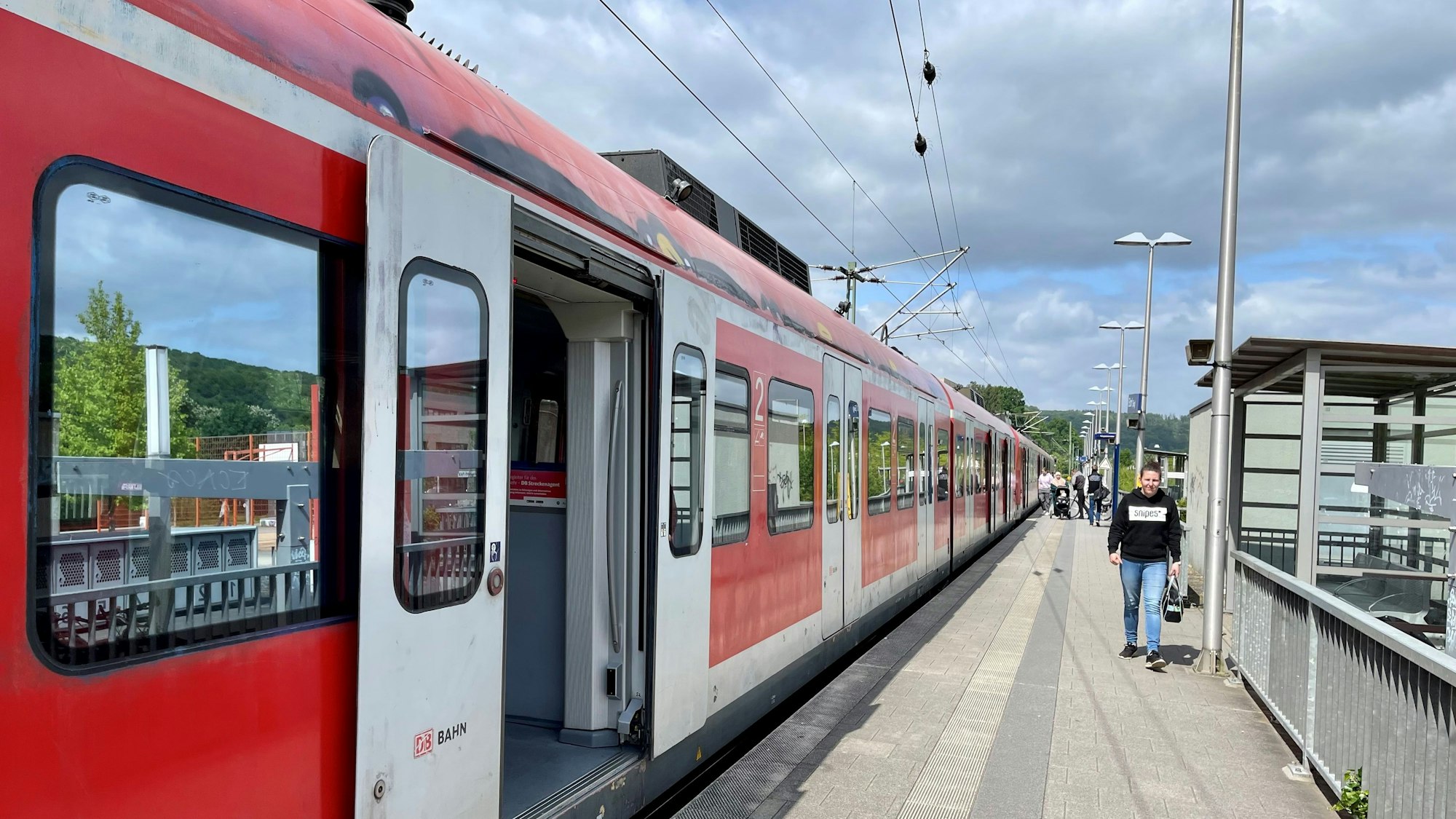 Ein S-Bahn steht mit offenen Türen an einem Bahnsteig.