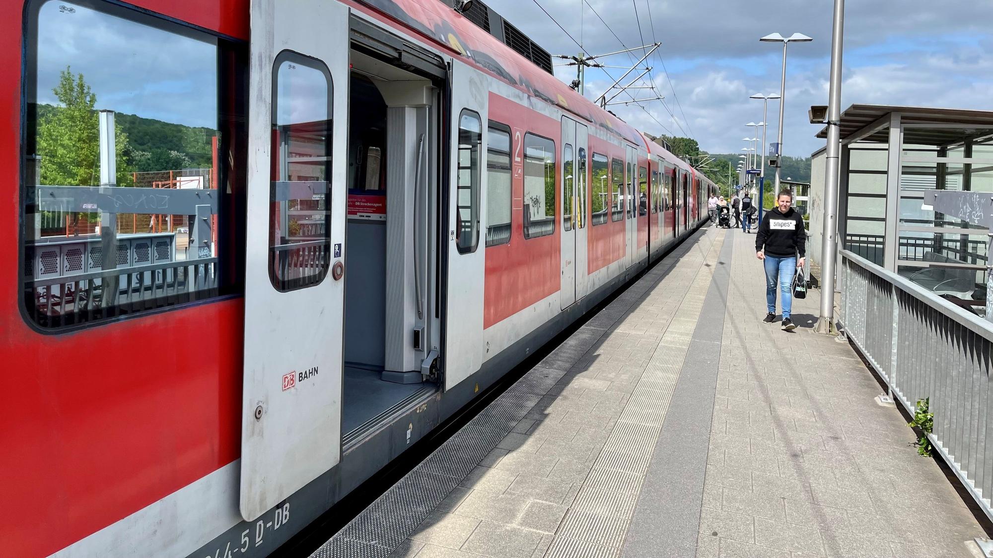 Auf der Bahnstrecke der Linien S12 und S19 kommt es nach Sturmschäden zu Verspätungen und Teilausfällen. (Archivbild)