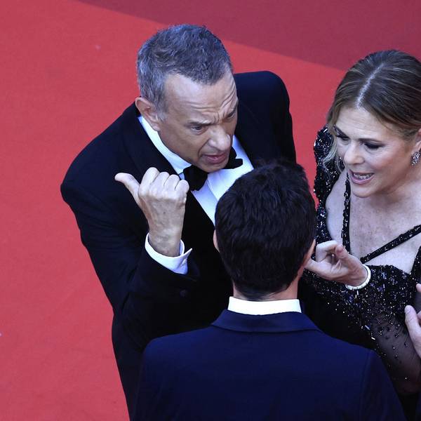 Tom Hanks und Rita Wilson reden auf einen Mitarbeiter in Cannes ein.