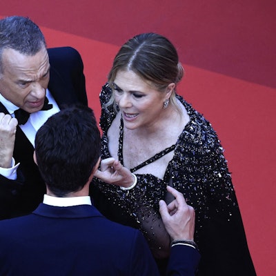 Tom Hanks und Rita Wilson reden auf einen Mitarbeiter in Cannes ein.