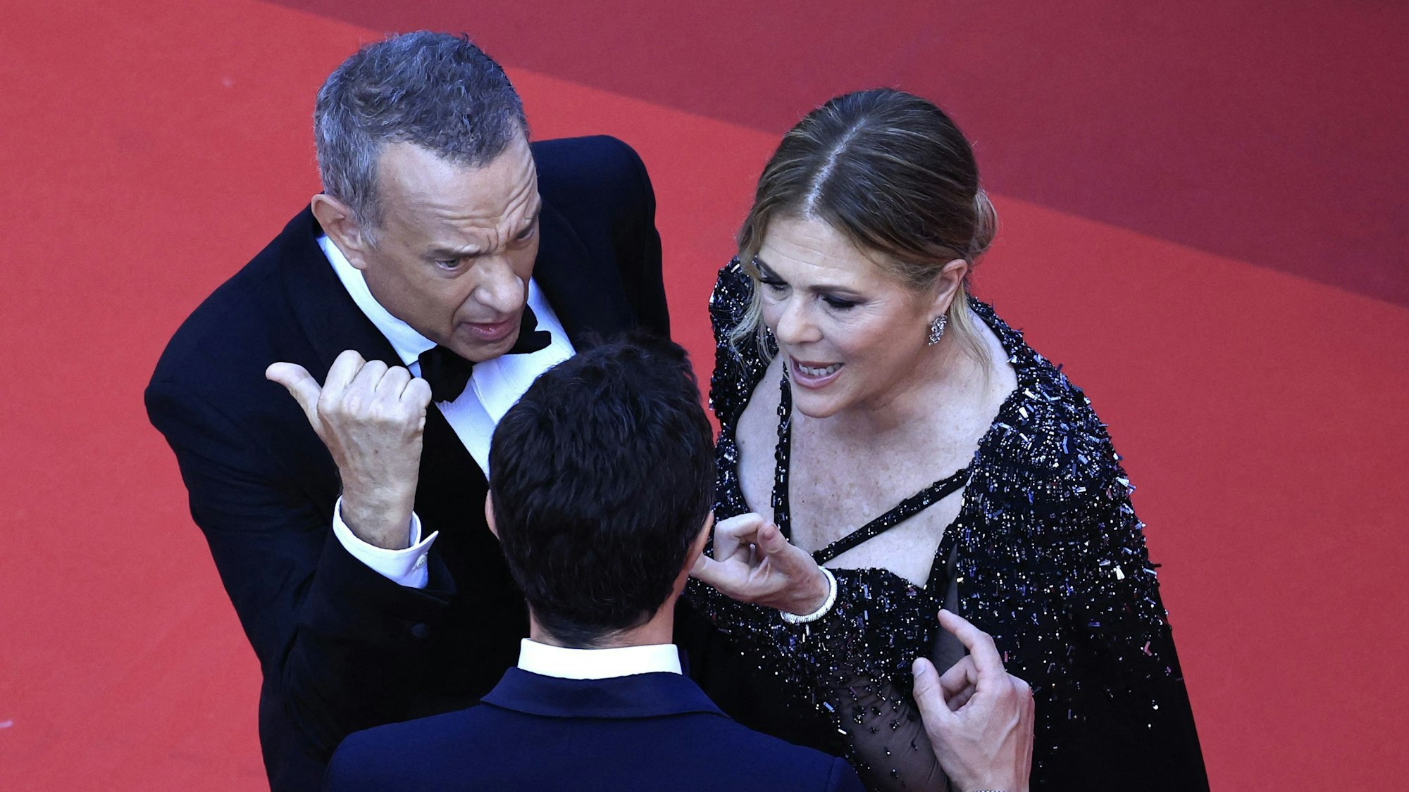 Tom Hanks und Rita Wilson reden auf einen Mitarbeiter in Cannes ein.