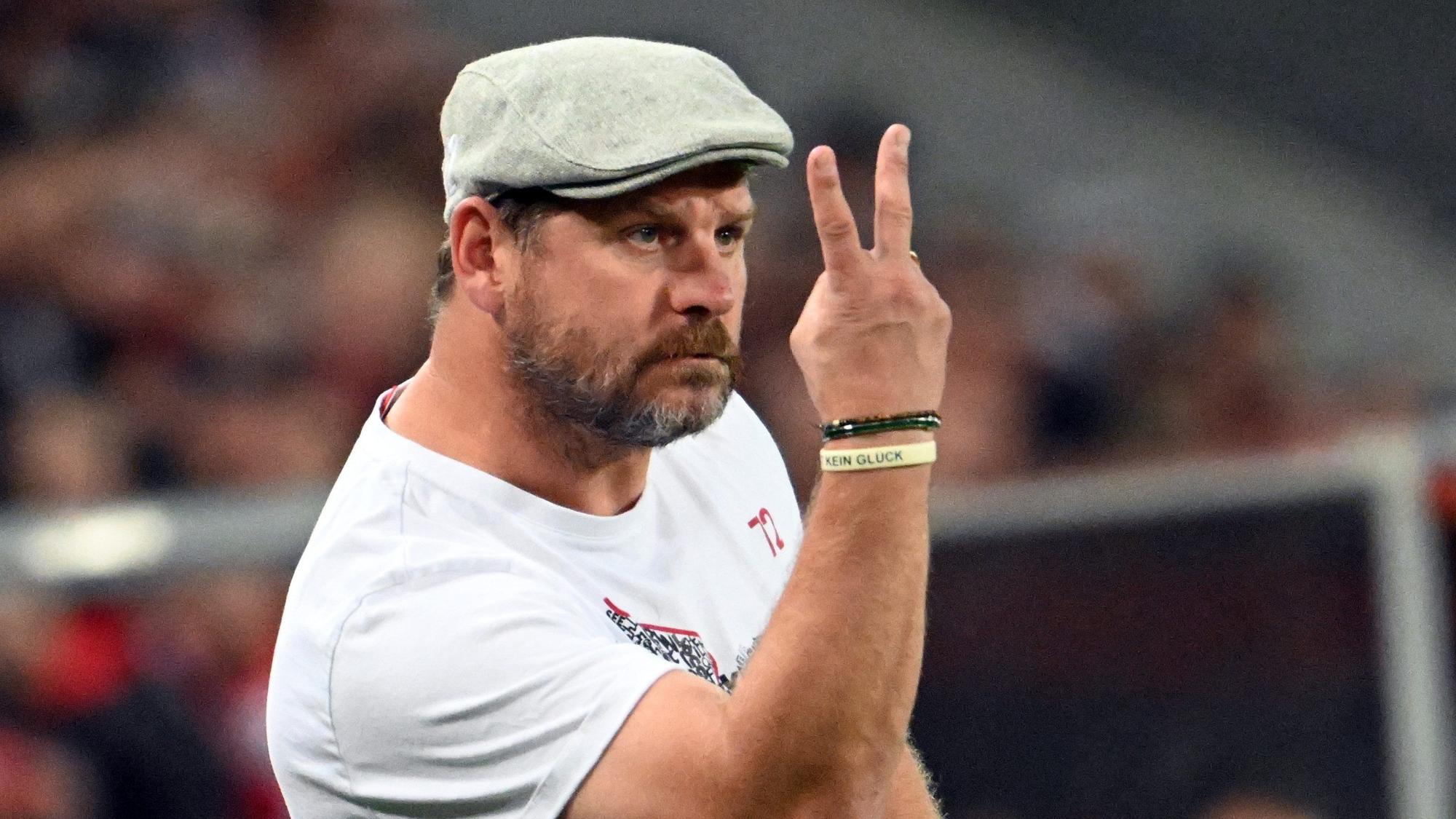 Kölns Trainer Steffen Baumgart gibt Anweisungen.