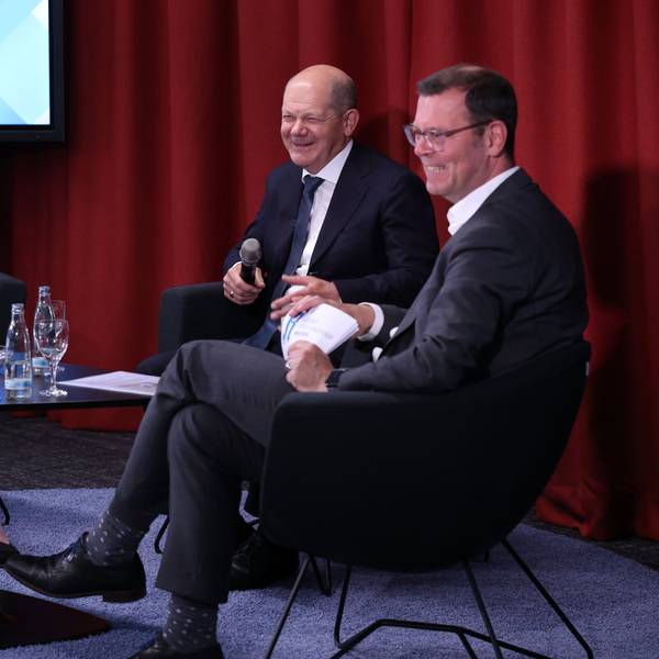 Sarah Brasack, stellvertretende Chefredakteurin des „Kölner Stadt-Anzeiger“, Bundeskanzler Olaf Scholz (SPD, Mitte) und Chefredakteur Carsten Fiedler.