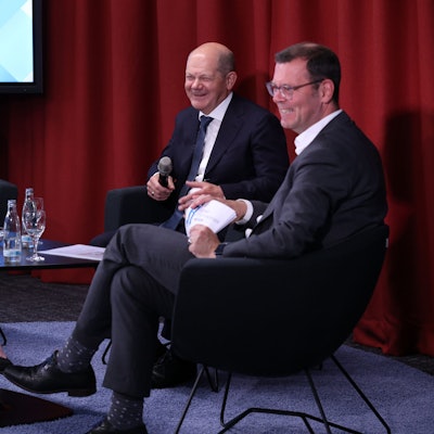 Sarah Brasack, stellvertretende Chefredakteurin des „Kölner Stadt-Anzeiger“, Bundeskanzler Olaf Scholz (SPD, Mitte) und Chefredakteur Carsten Fiedler.