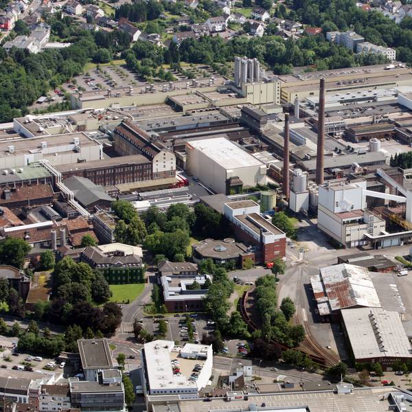 Auf einem Luftbild ist das Geländer der ehemaligen Papierfabrik Zanders in Bergisch Gladbach zu sehen.