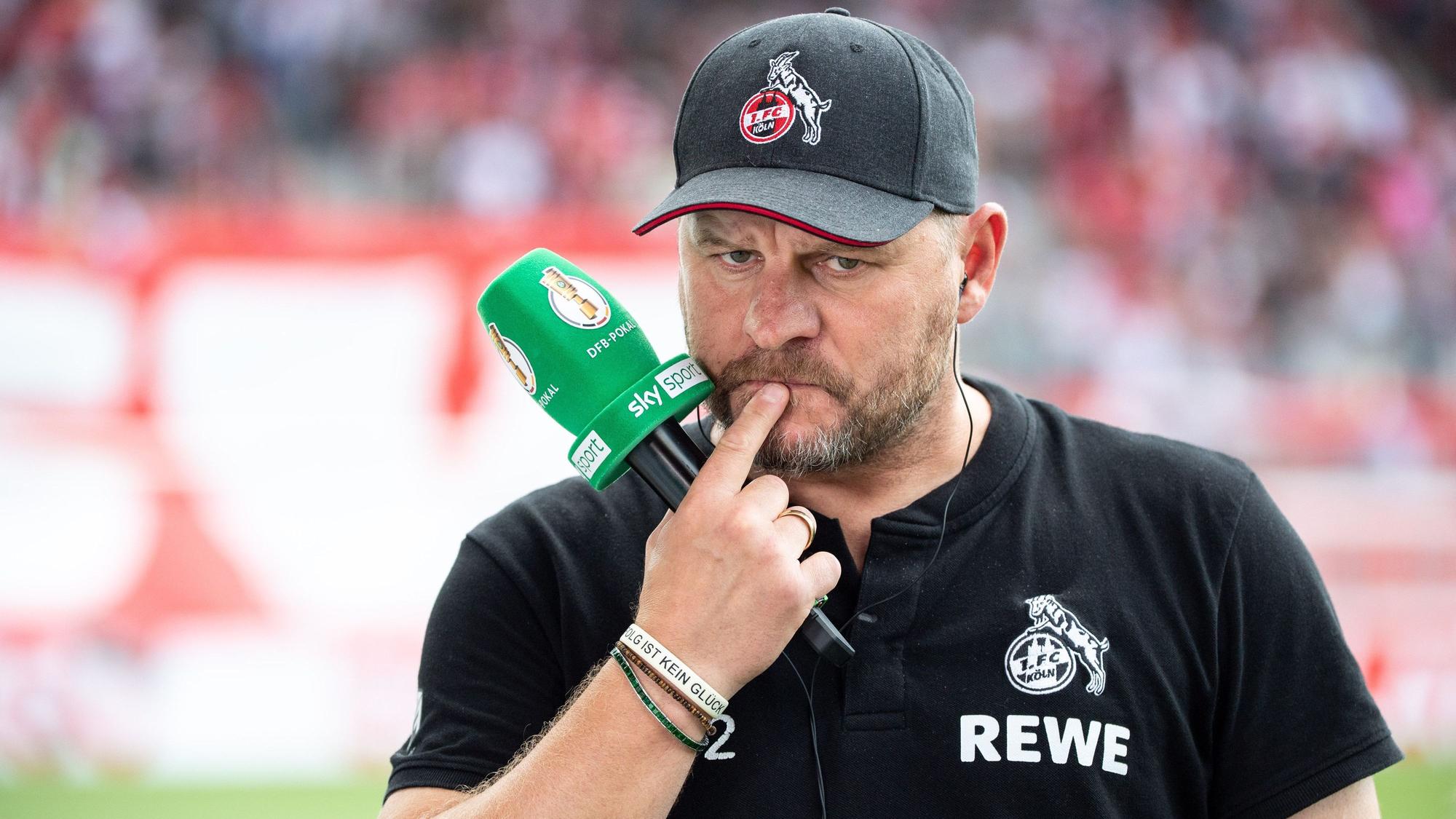 Trainer Steffen Baumgart vom 1. FC Köln gibt vor Spielbeginn ein Interview.