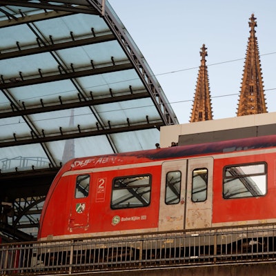 Eine S-Bahn steht im Hauptbahnhof in Köln. Die Eisenbahner-Gewerkschaft EVG hat mit der Deutschen Bahn in der vierten Tarifrunde verhandelt. (Symbolbild)