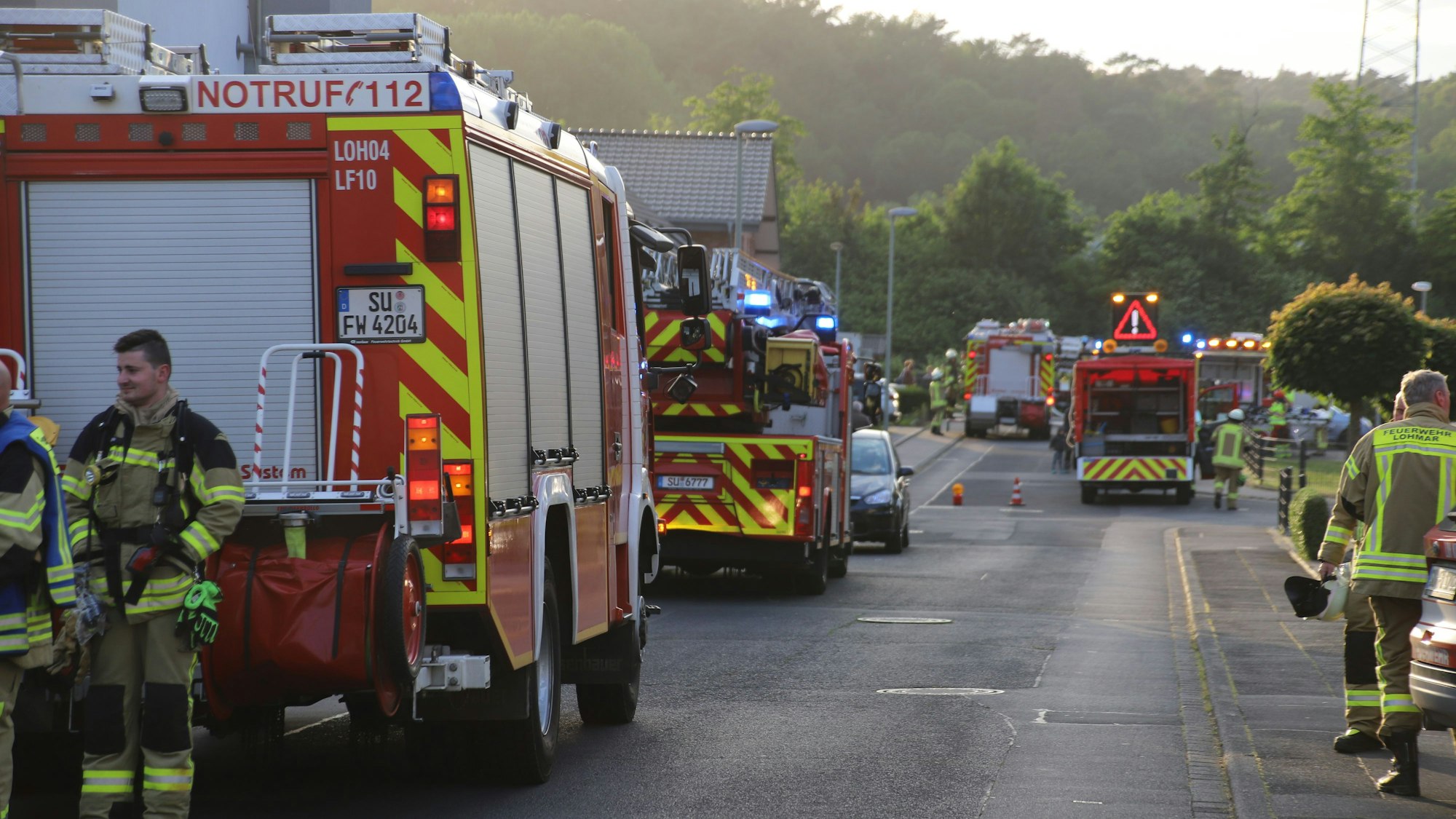 Einsatzkräfte der Feuerwehr in der Johannesstraße in Lohmar.