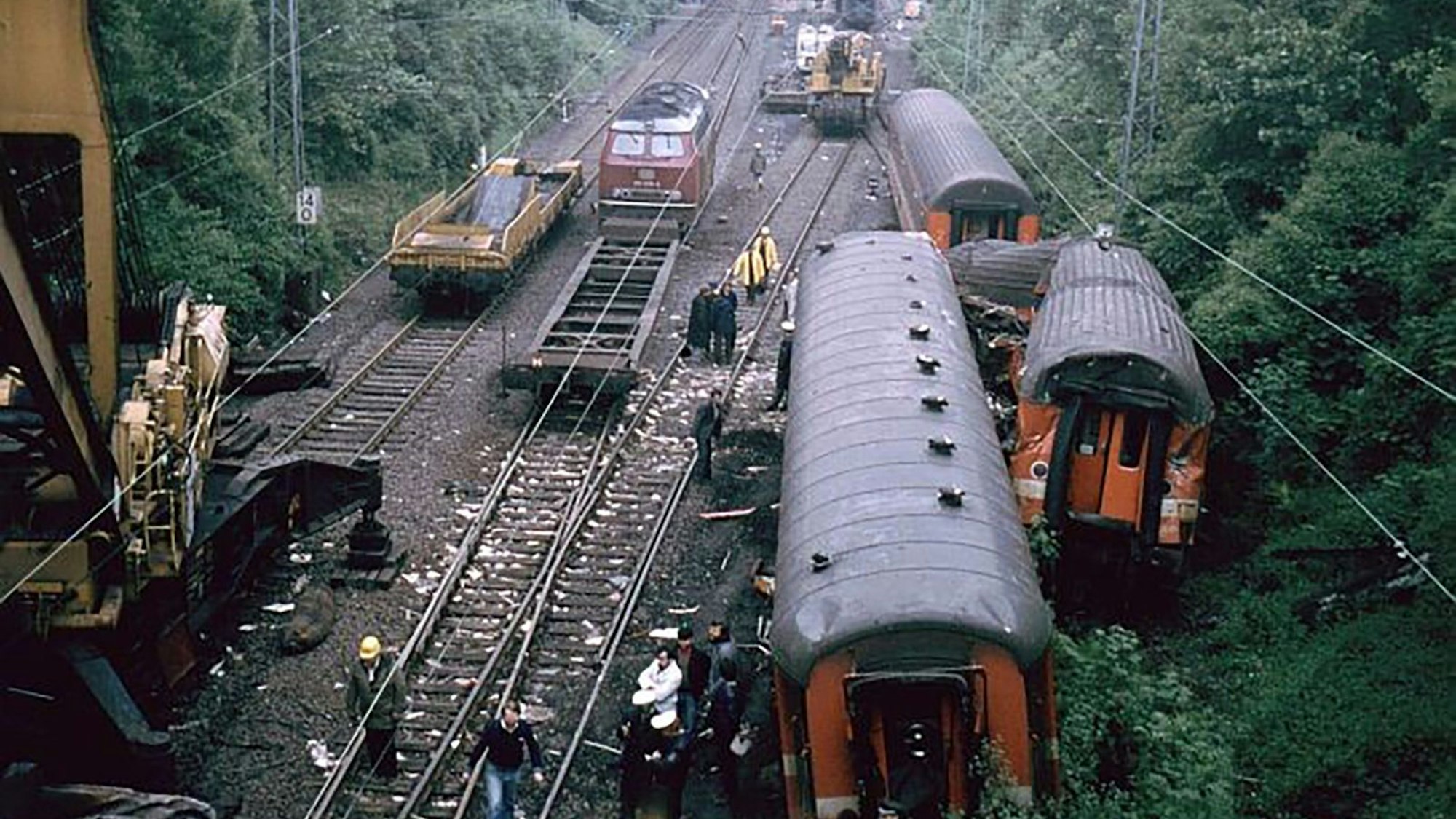 Der Zug entgleiste und wurde durch die schmale Brücke an der Augustinusstraße gedrückt .