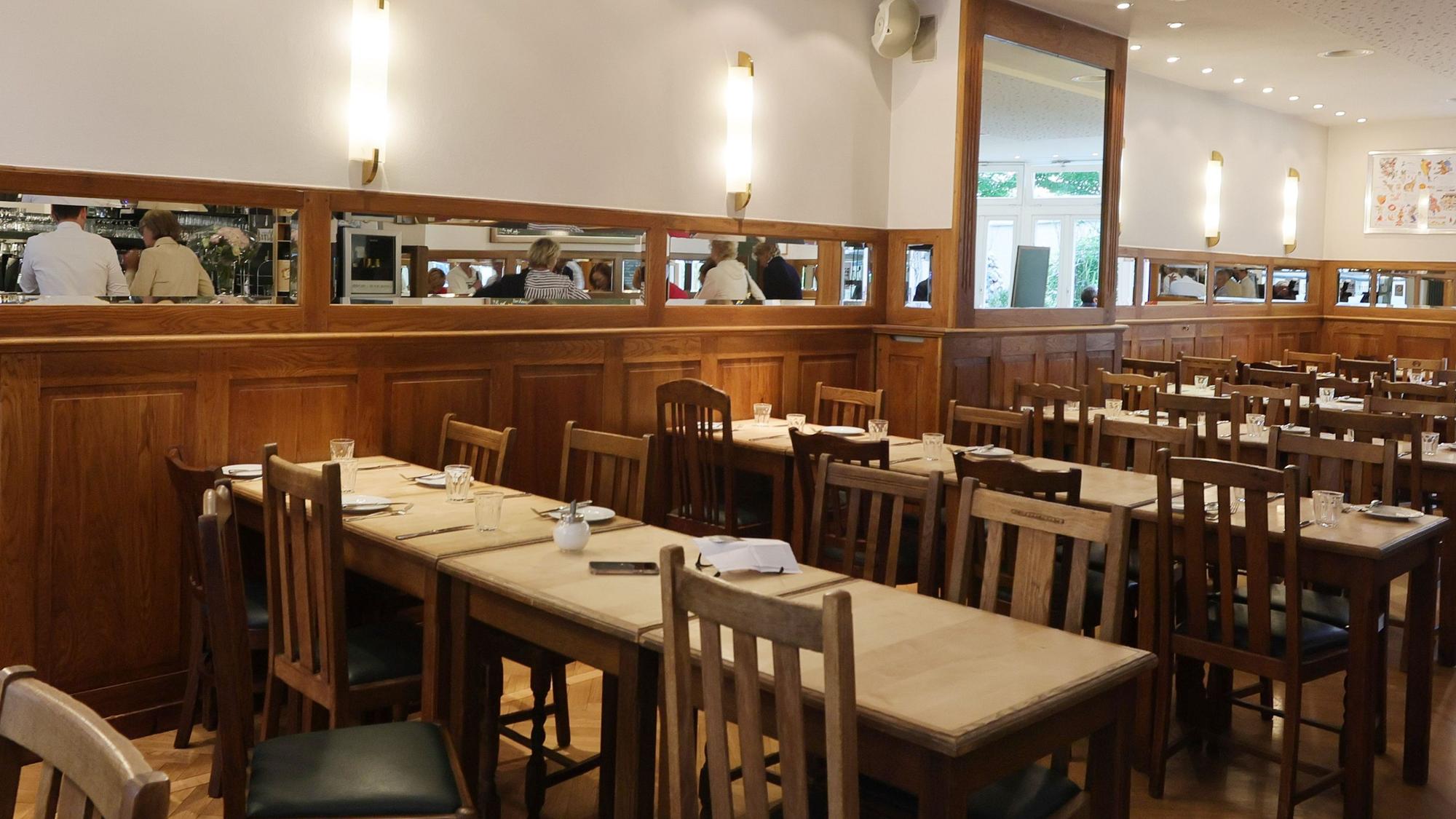 Holztische und Stühle im Restaurant Hase