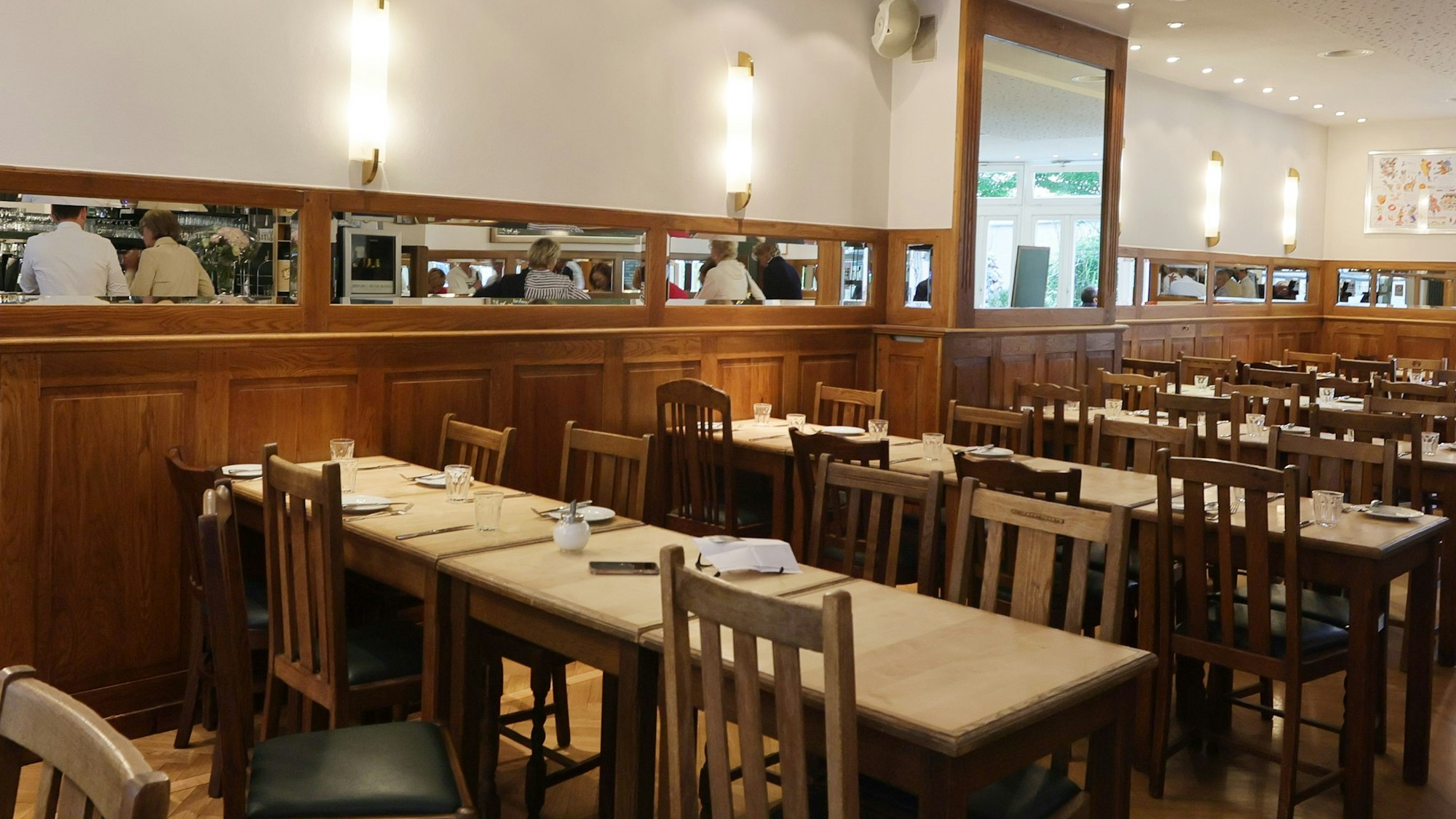 Holztische und Stühle im Restaurant Hase