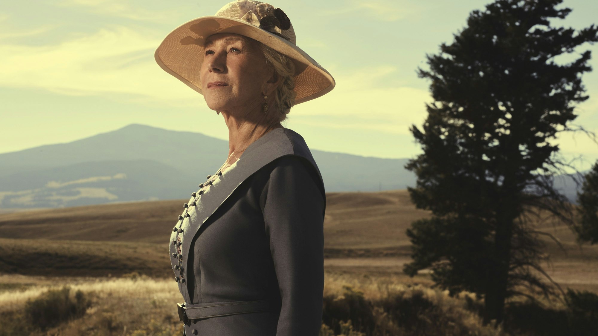 Eine Frau vor einer Berglandschaft.