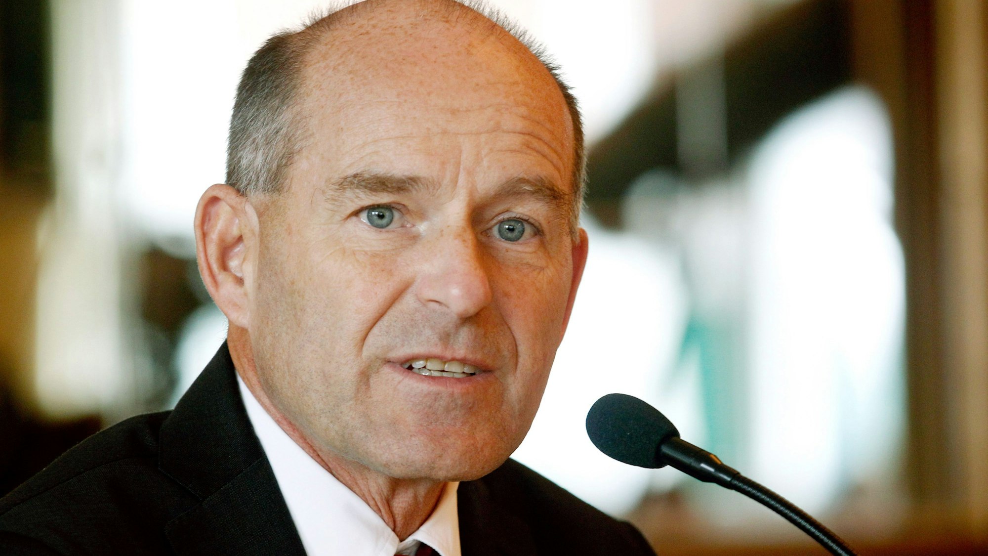 Karl-Erivan Haub spricht in ein Mikro.