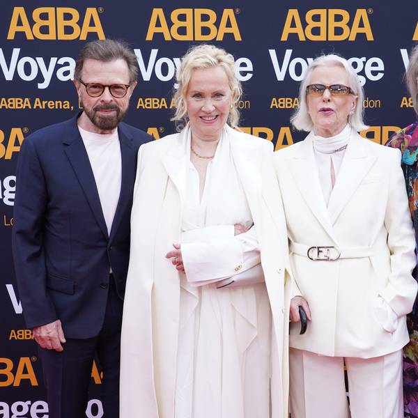 Björn Ulvaeus (l-r), Agnetha Fältskog, Anni-Frid Lyngstad und Benny Andersson auf dem roten Teppich.