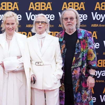 Björn Ulvaeus (l-r), Agnetha Fältskog, Anni-Frid Lyngstad und Benny Andersson auf dem roten Teppich.