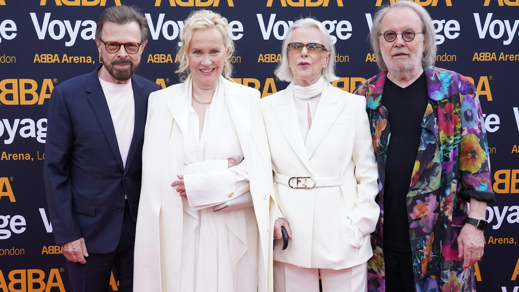 Björn Ulvaeus (l-r), Agnetha Fältskog, Anni-Frid Lyngstad und Benny Andersson auf dem roten Teppich.